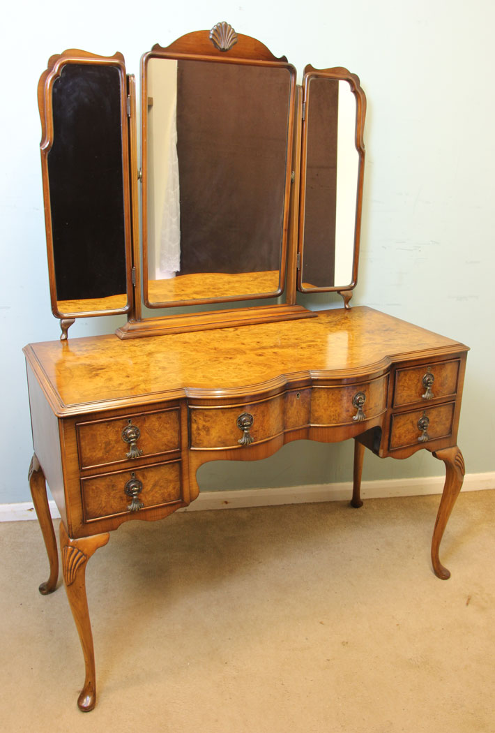 Burr Walnut Queen Anne Style Dressing Table (1 of 1) Burr Walnut Queen Anne Style Dressing Table (1 of 1)