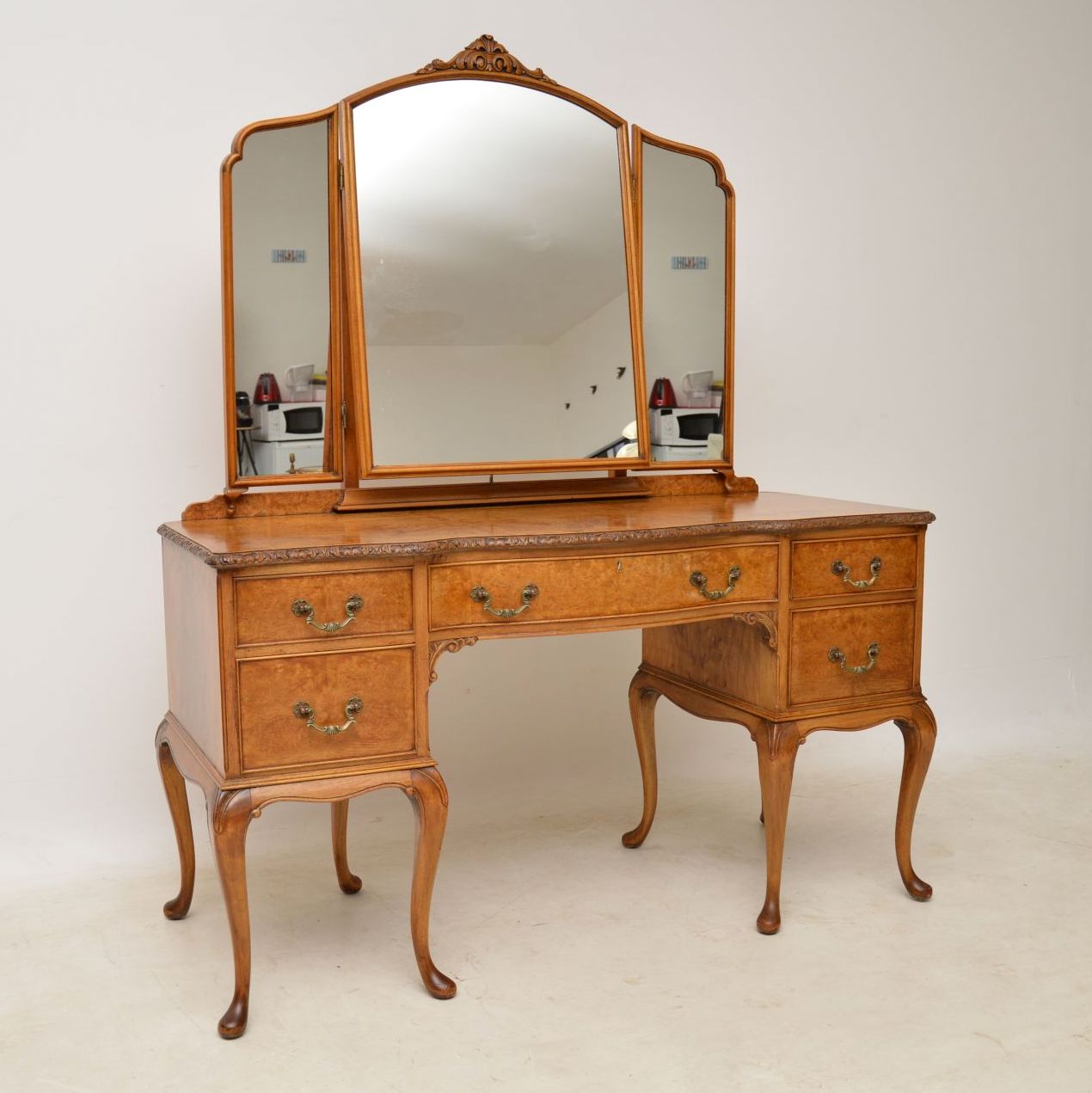 Burr Walnut Queen Anne Dressing Table c.1920 (1 of 1) Burr Walnut Queen Anne Dressing Table c.1920 (1 of 1)