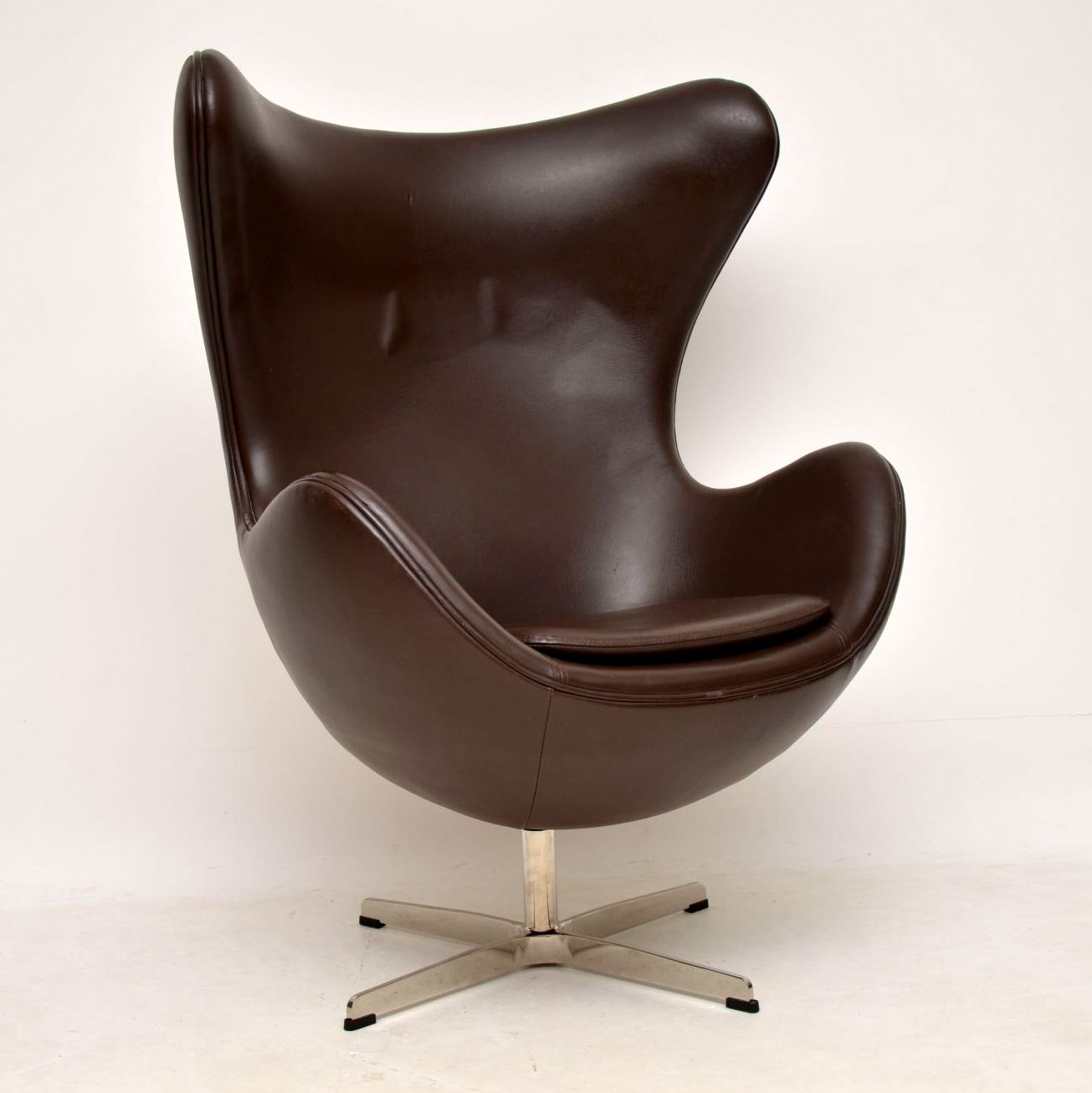 Arne Jacobsen Leather Swivel Egg Chair (1 of 1) Arne Jacobsen Leather Swivel Egg Chair (1 of 1)