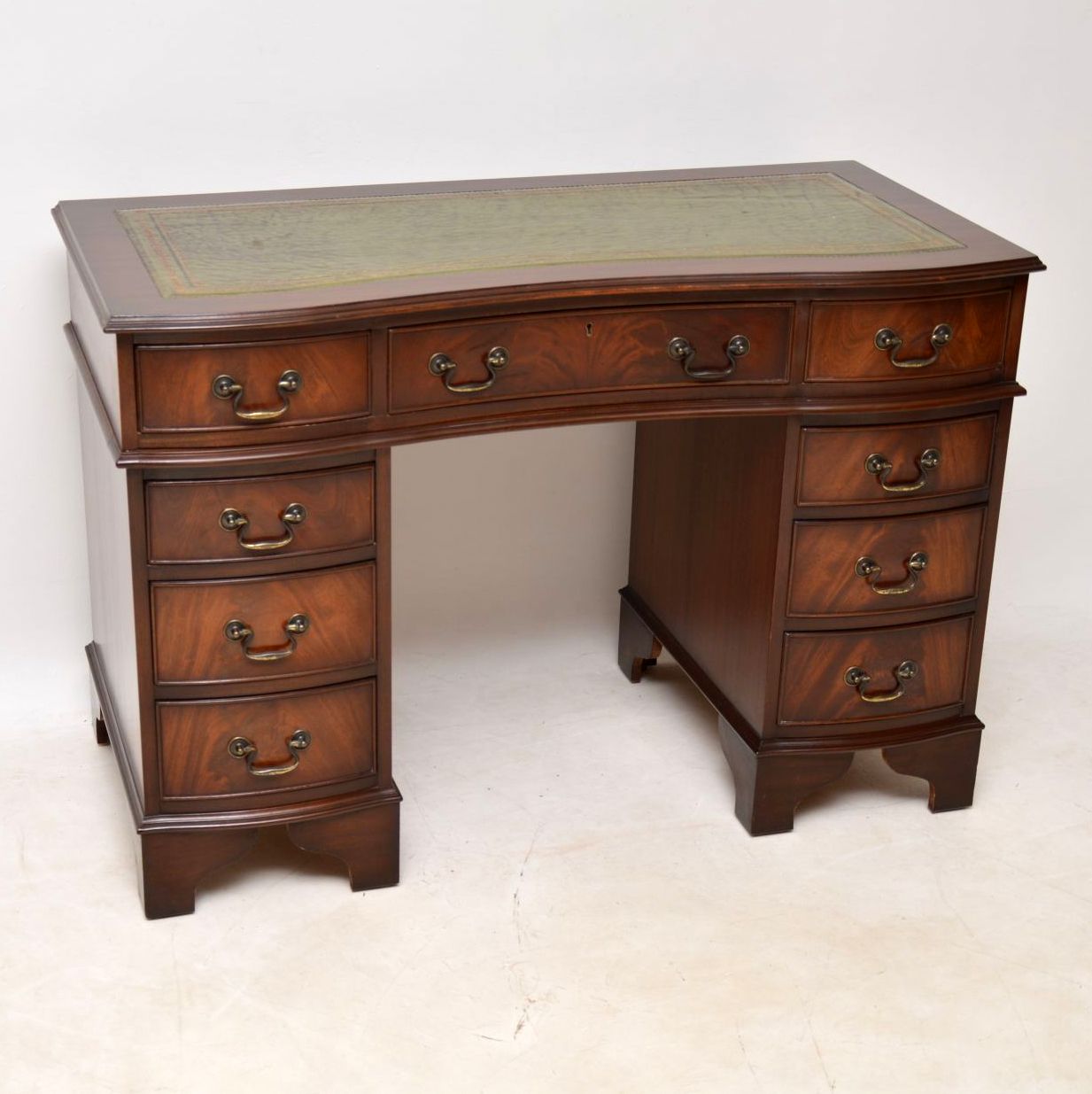 Georgian Style Mahogany Pedestal Desk c.1950 (1 of 1) Georgian Style Mahogany Pedestal Desk c.1950 (1 of 1)