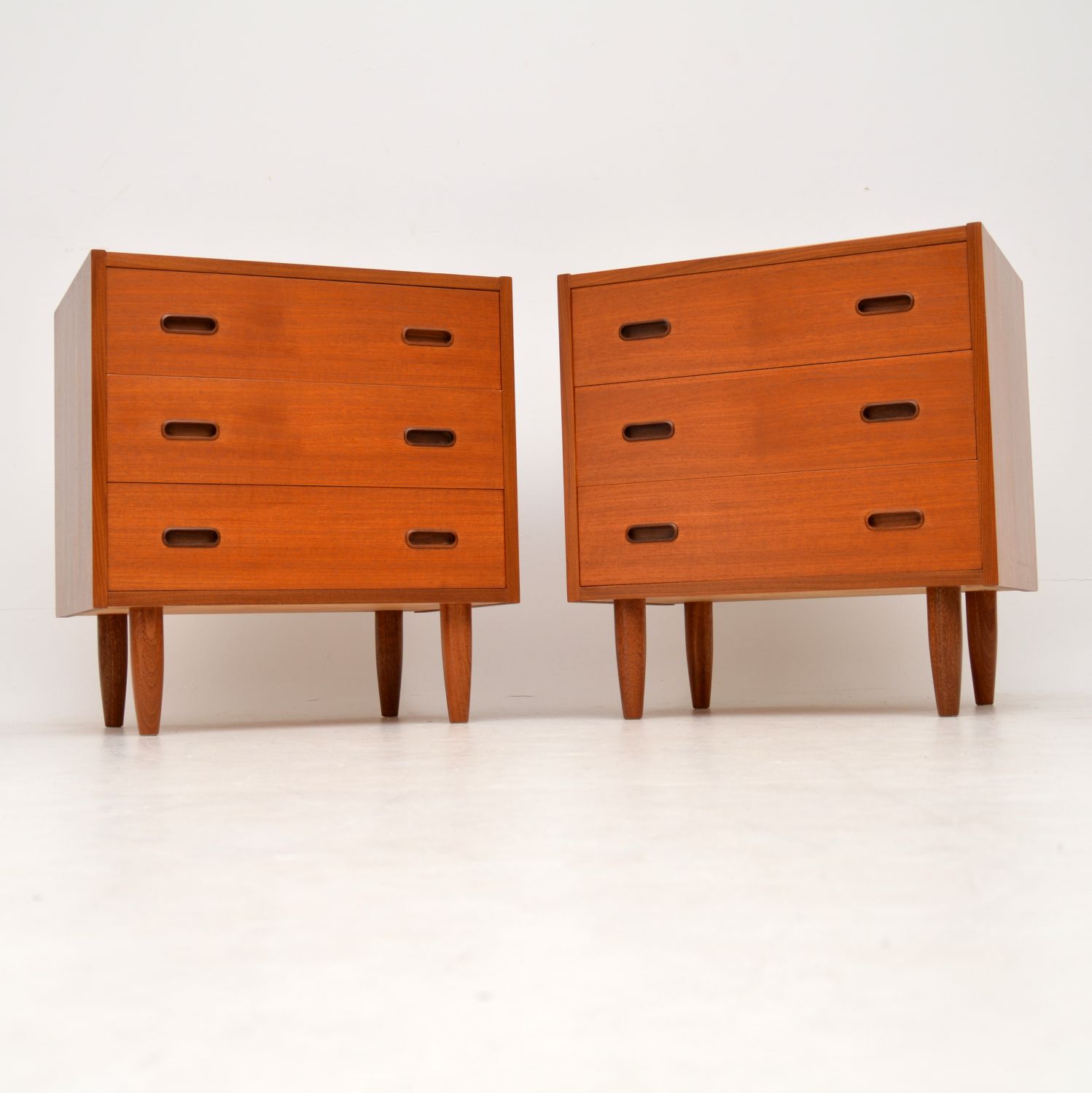 1960s Pair of Vintage Teak Bedside Chests / Side Tables (1 of 1)