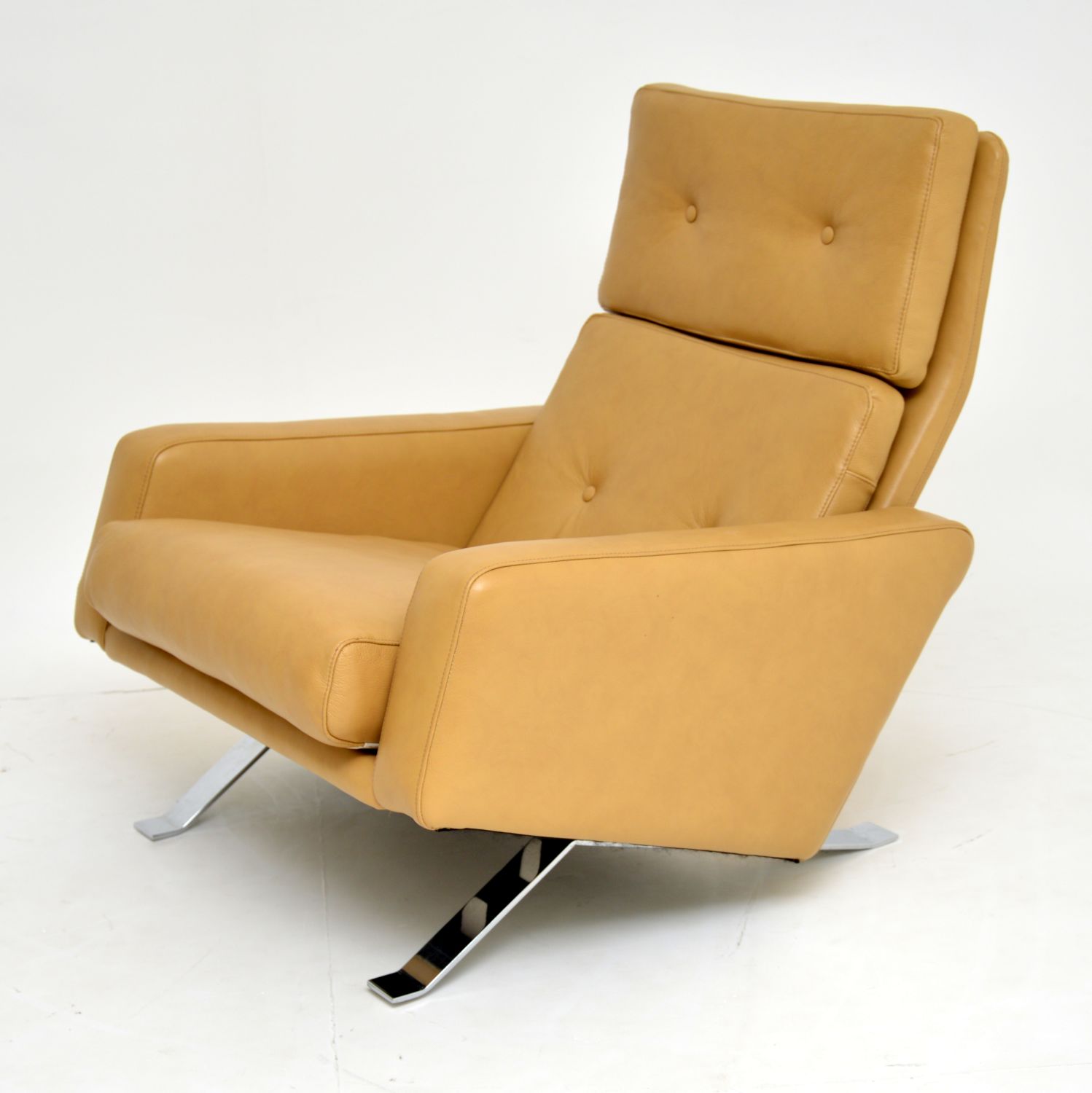 1960s Vintage Leather “Leo” Armchair by Robin Day For Hille (1 of 1)