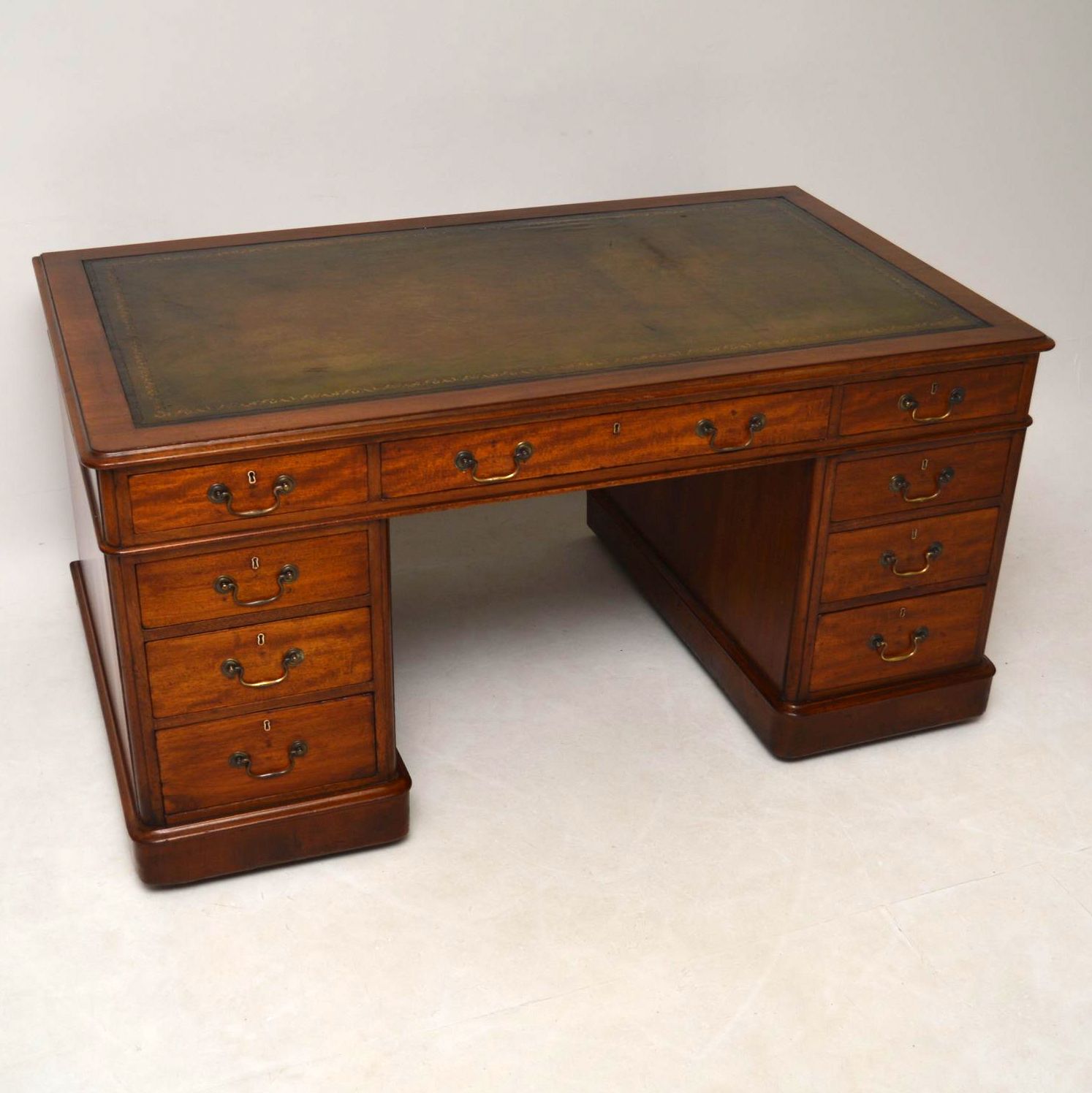 Large Antique Victorian Mahogany Pedestal Desk (1 of 1) Large Antique Victorian Mahogany Pedestal Desk (1 of 1)
