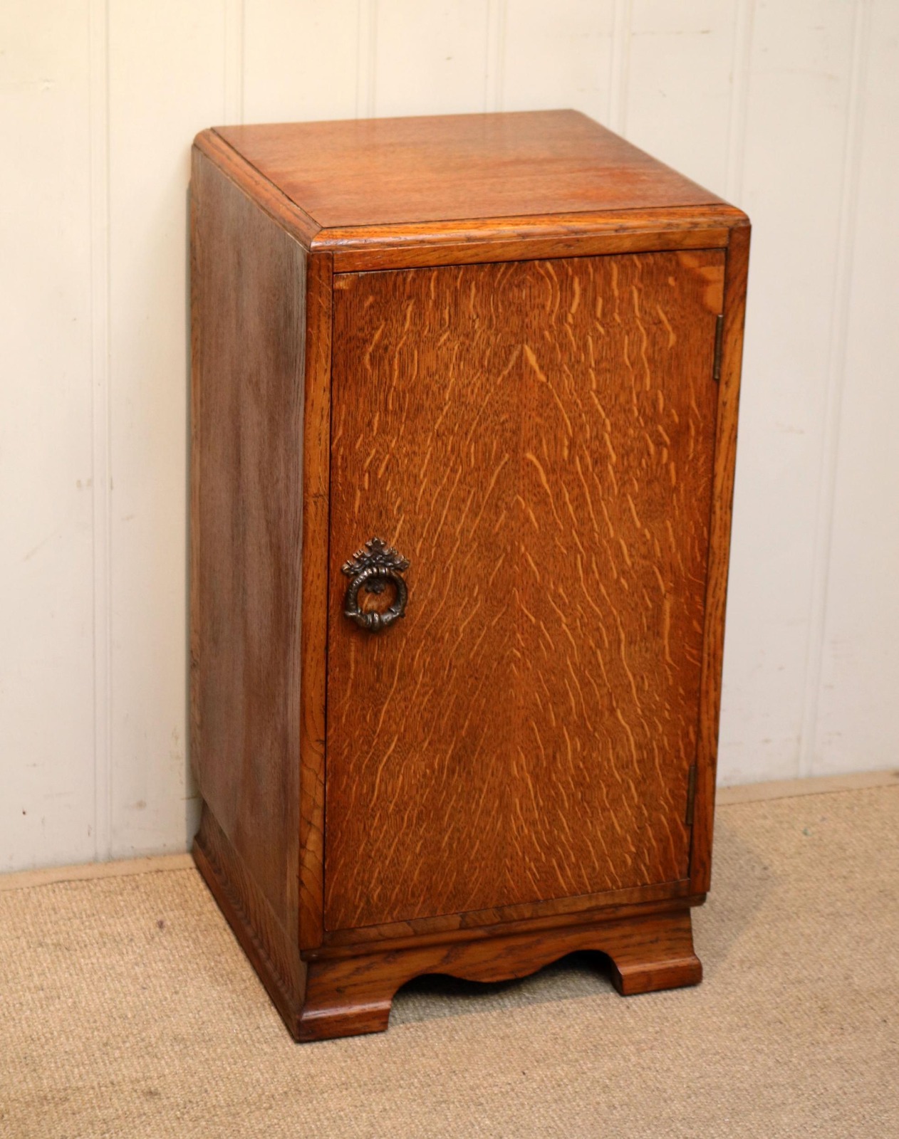 Vintage Oak Bedside Cabinet (1 of 8) Vintage Oak Bedside Cabinet (1 of 8)