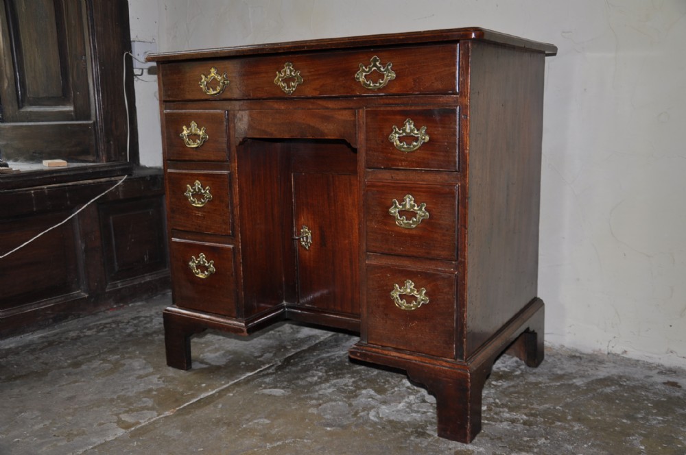 Mahogany Kneehole Desk c.1740 (1 of 12)