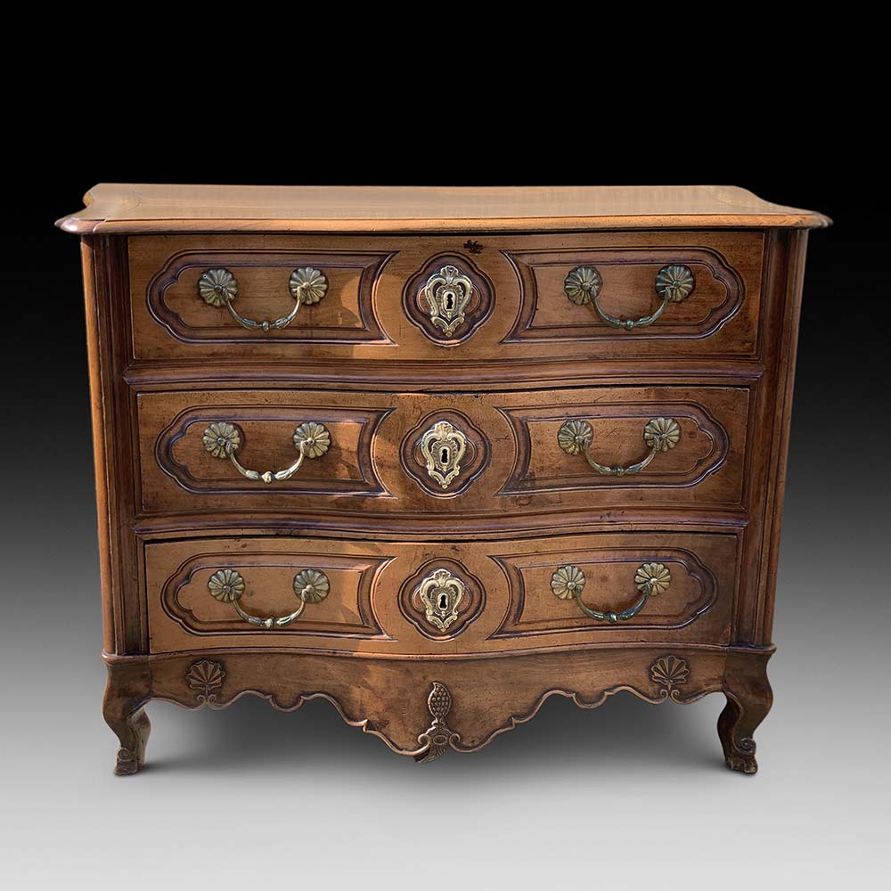 Very Good Quality Walnut Serpentine Chest of Drawersn c.1810 (1 of 6) Very Good Quality Walnut Serpentine Chest of Drawersn c.1810 (1 of 6)