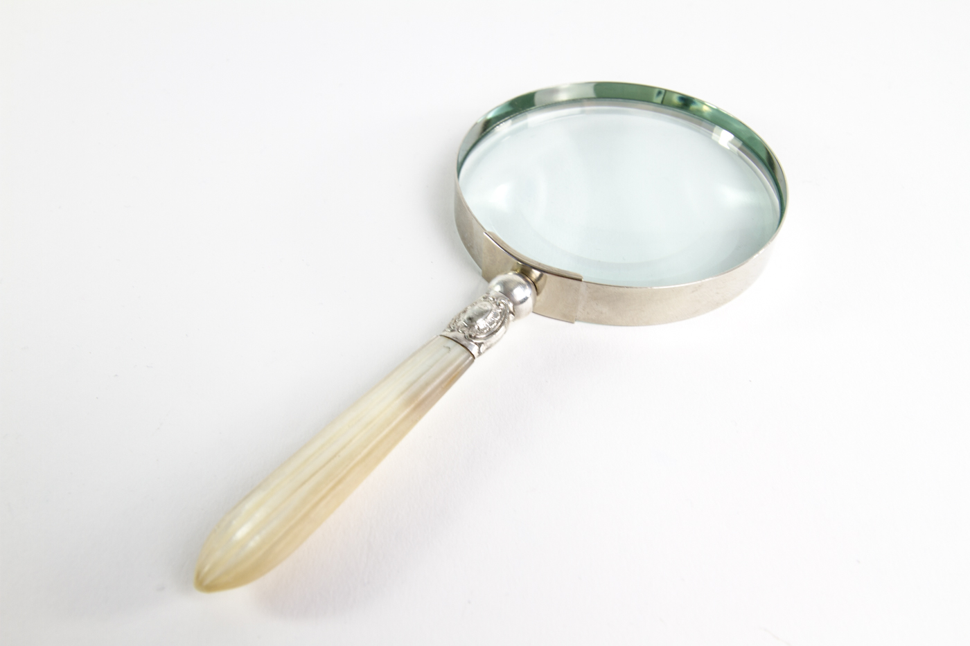 Mother of Pearl Magnifying Glass 9cm (1 of 5) Mother of Pearl Magnifying Glass 9cm (1 of 5)
