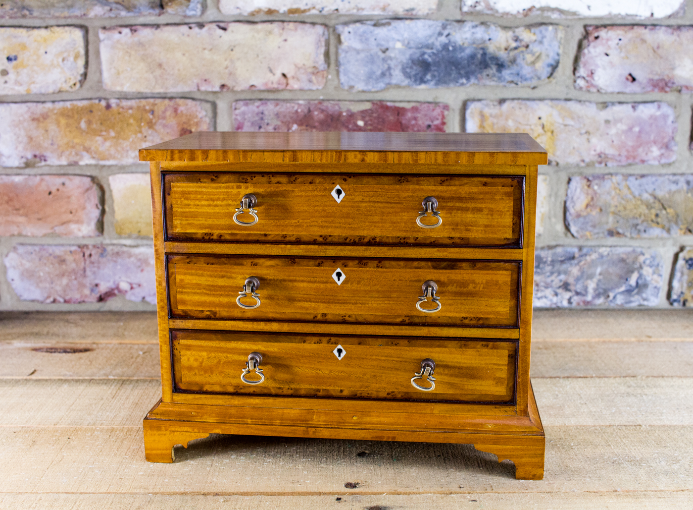 Satinwood Chest of Drawers c.1900 (1 of 1) Satinwood Chest of Drawers c.1900 (1 of 1)