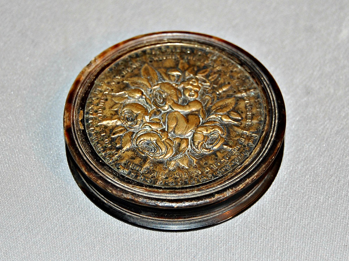 Tortoiseshell Snuff Box with Inset Brass Plaque c.1800 (1 of 4)