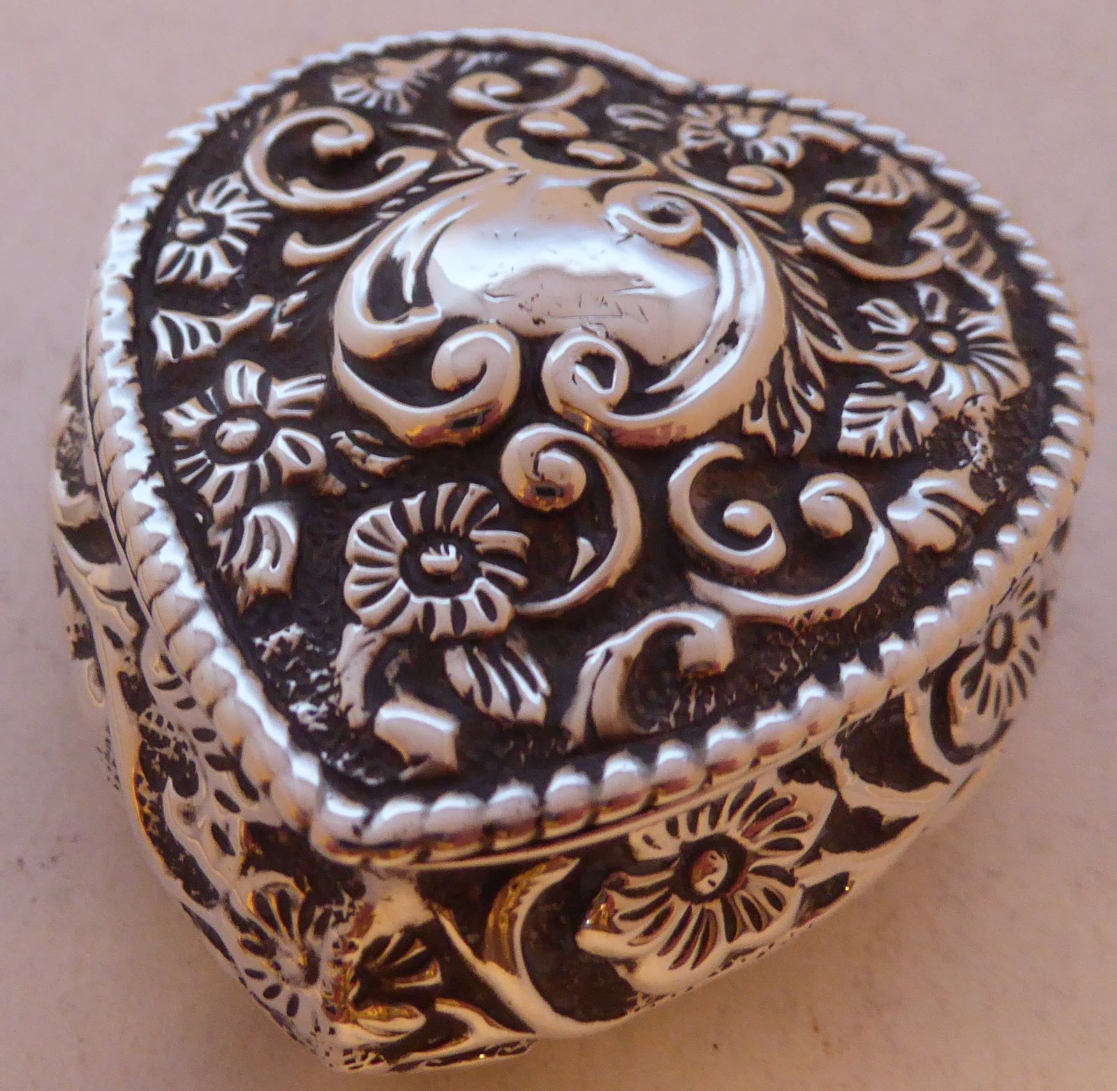 1901 Valentine Love Heart Hallmarked Solid Silver Pill Jewellery Earring Box (1 of 1) 1901 Valentine Love Heart Hallmarked Solid Silver Pill Jewellery Earring Box (1 of 1)