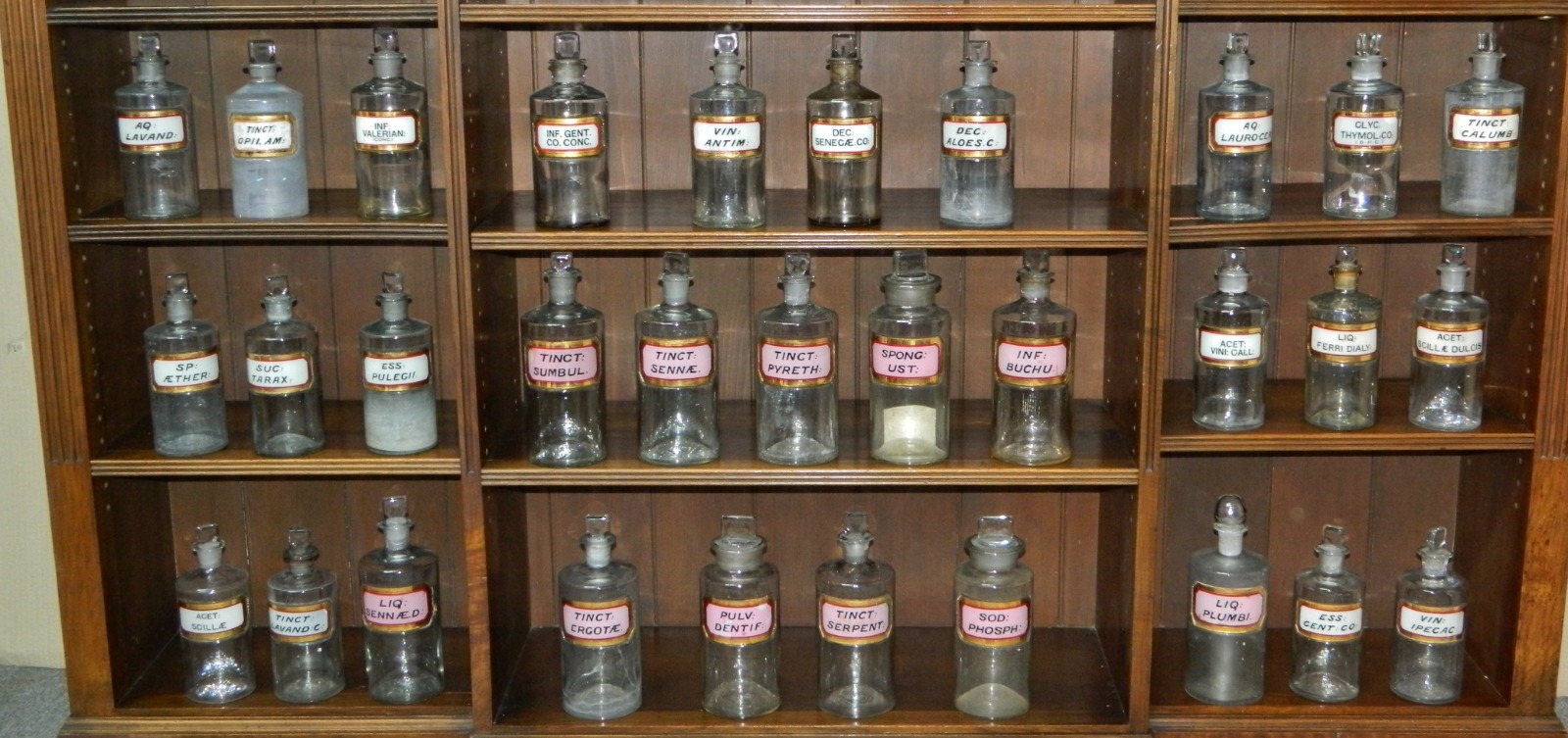 Set of 31 Chemists Jars / Apothecary Jars c.1900 (1 of 7)