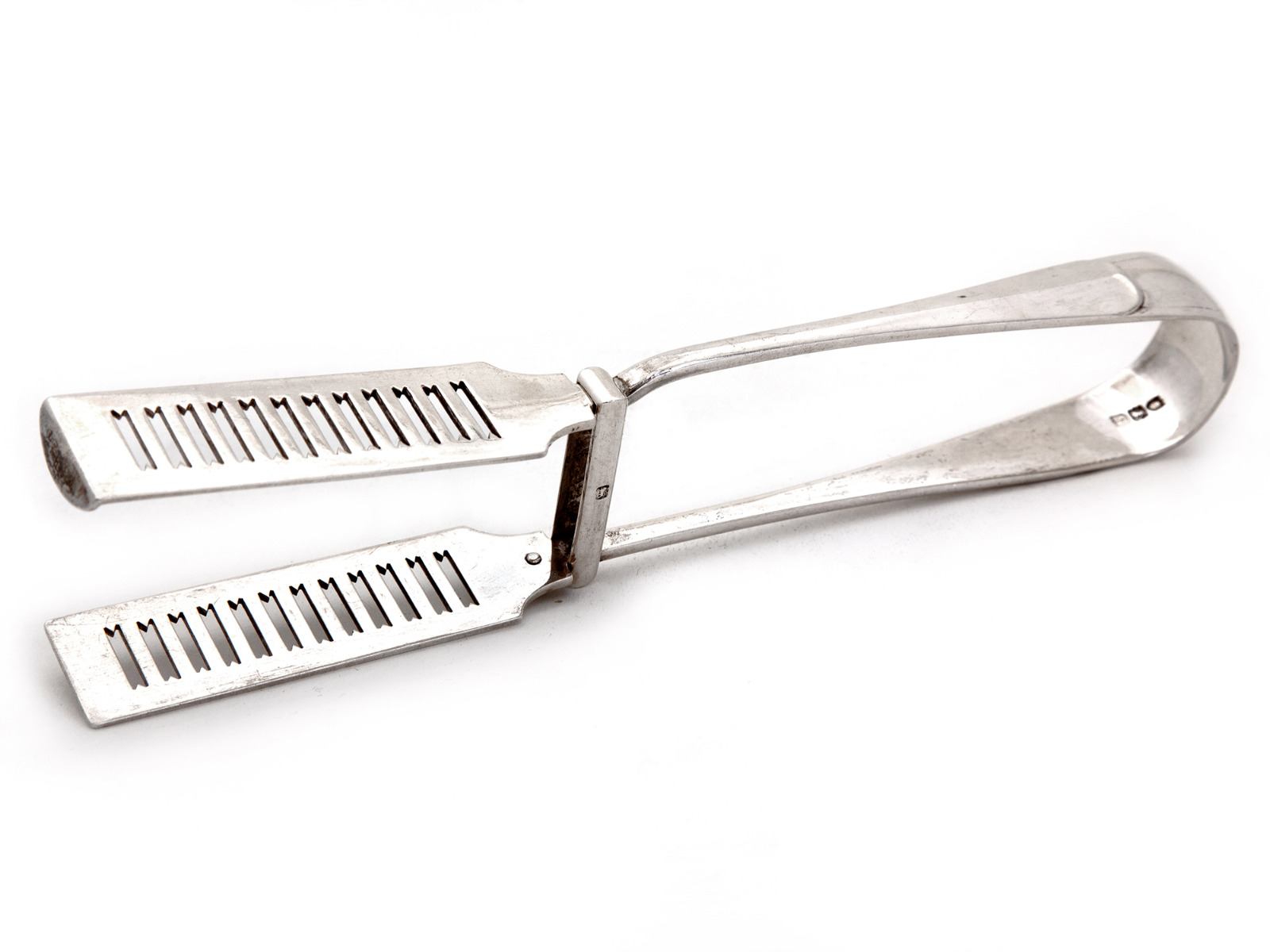 Silver Hanoverian Pattern Asparagus Tongs with a Bar Pierced Blade and a Crested Handle (1 of 3) Silver Hanoverian Pattern Asparagus Tongs with a Bar Pierced Blade and a Crested Handle (1 of 3)