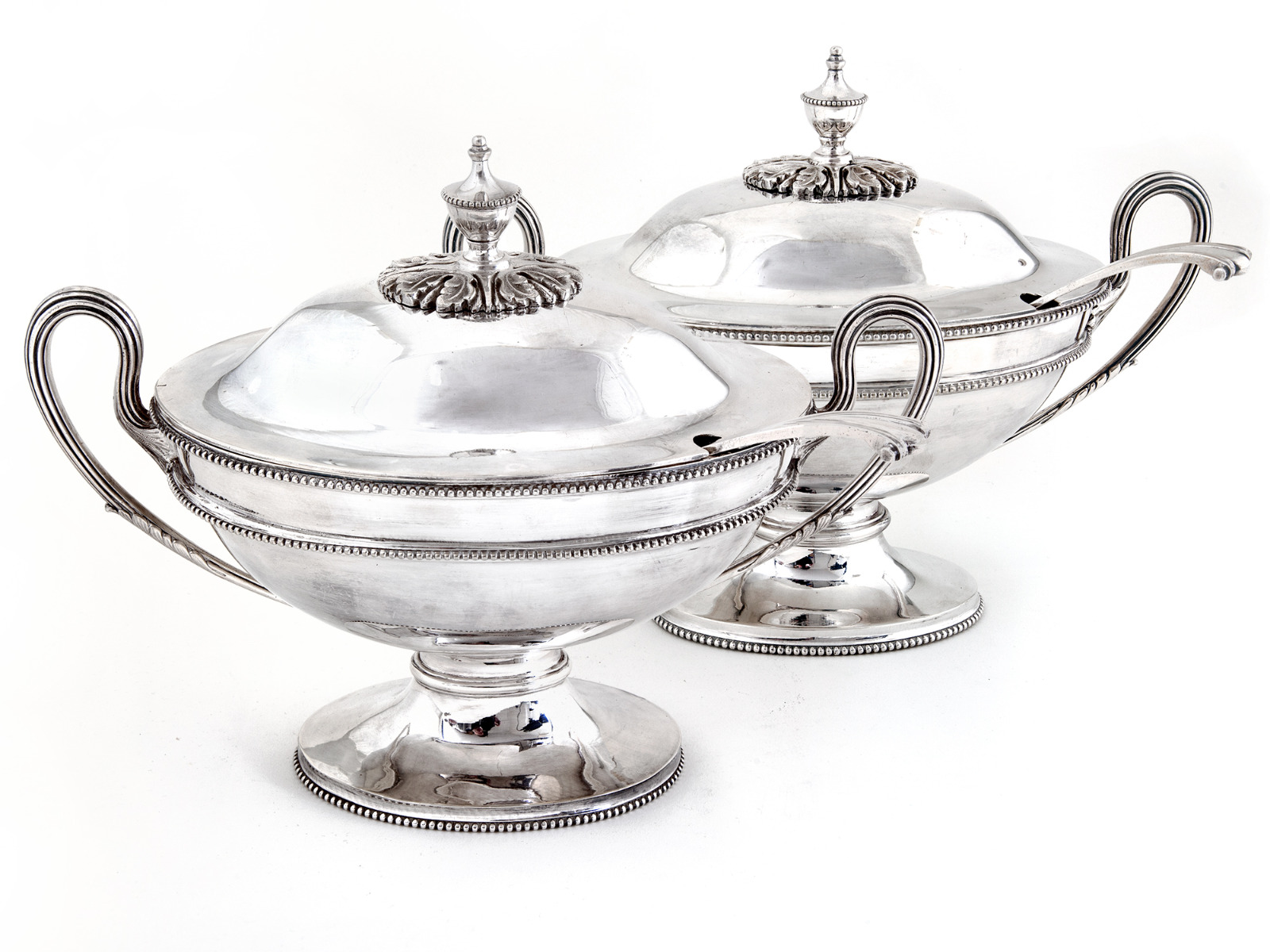 Pair of Elkington & Co Silver Plated Boat Shaped Sauce Tureens & Ladles (1 of 5) Pair of Elkington & Co Silver Plated Boat Shaped Sauce Tureens & Ladles (1 of 5)