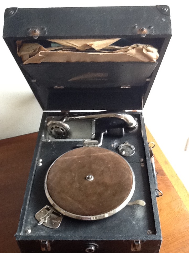 Decca "Crescendo" Portable Wind Up Record Player 25/61 / LA75349