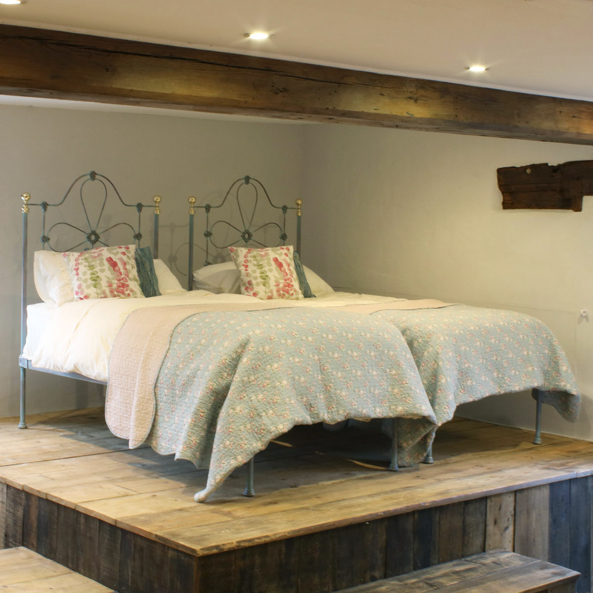 Pair of Low End Single Beds (1 of 8)