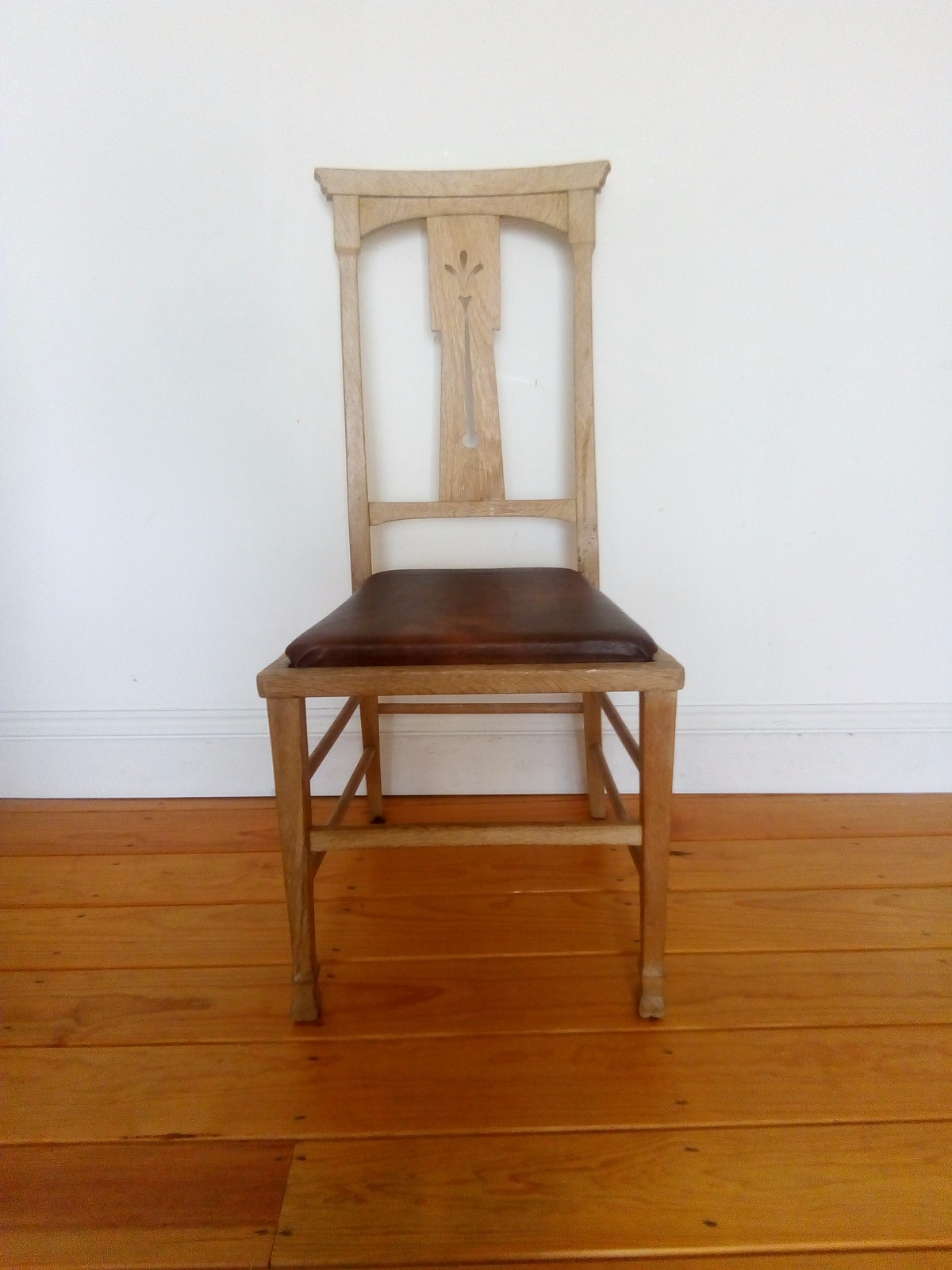 E.A.Taylor Set of Six Glasgow School Chairs (1 of 4) E.A.Taylor Set of Six Glasgow School Chairs (1 of 4)