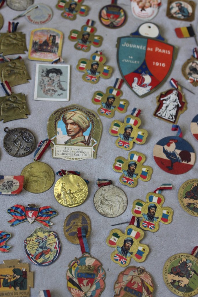 Collection French Paper Fundraising Badges (1 of 10)