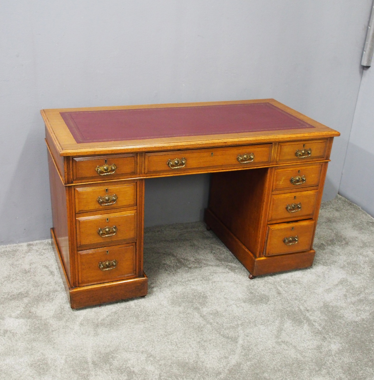 Late Victorian Oak Pedestal Desk with Burgundy Top (1 of 13) Late Victorian Oak Pedestal Desk with Burgundy Top (1 of 13)
