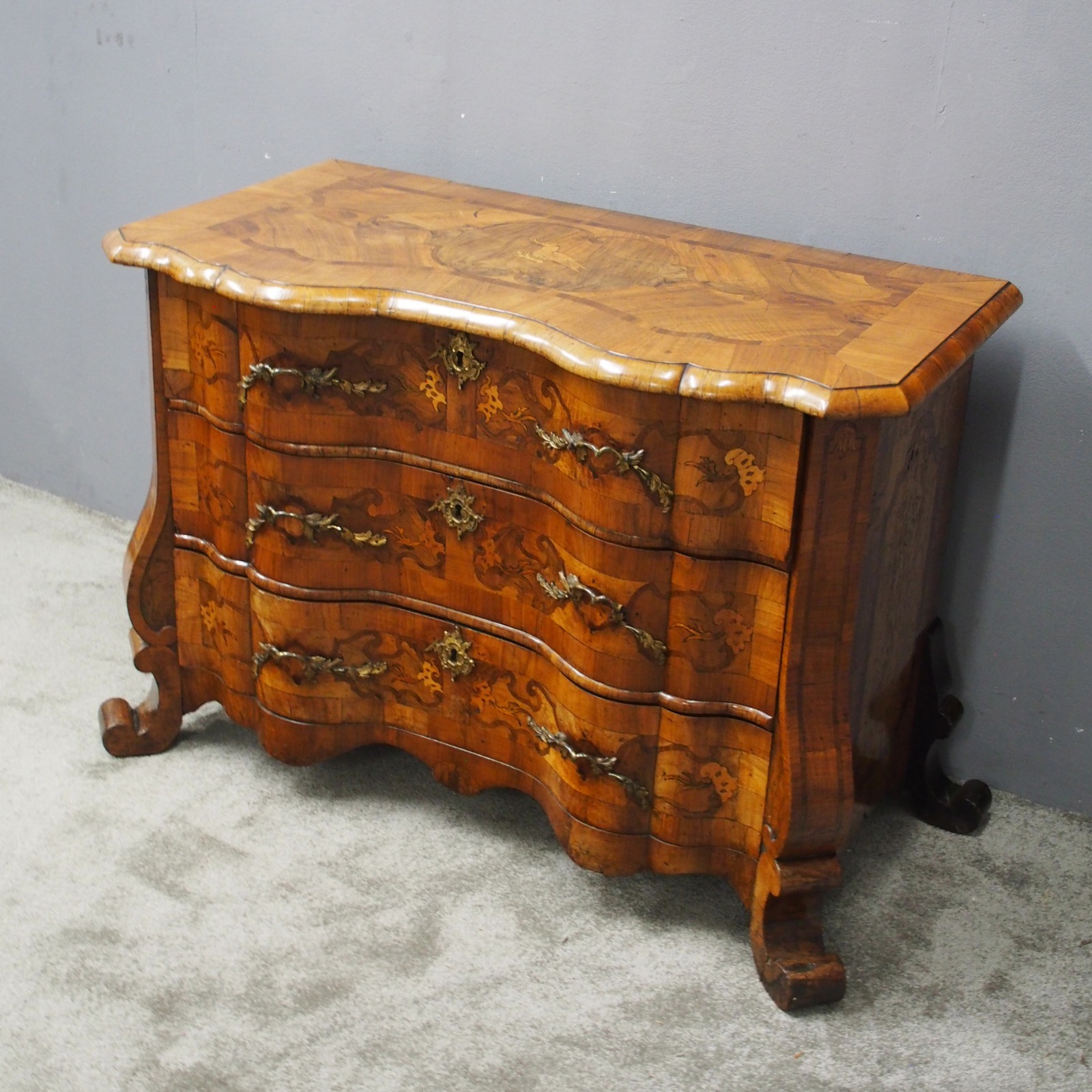 North Italian Walnut Serpentine Commode (1 of 14) North Italian Walnut Serpentine Commode (1 of 14)