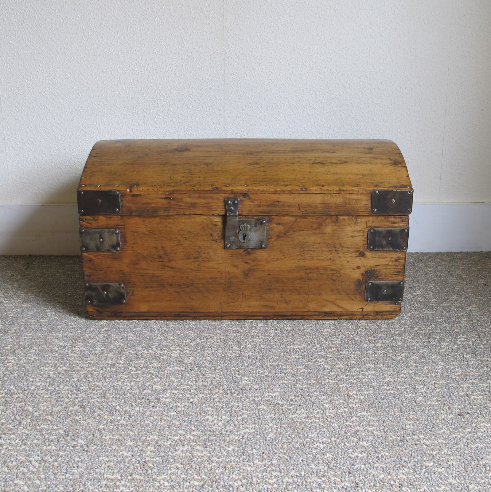 Pine Domed Trunk / Captain's Chest 1740 / LA149100
