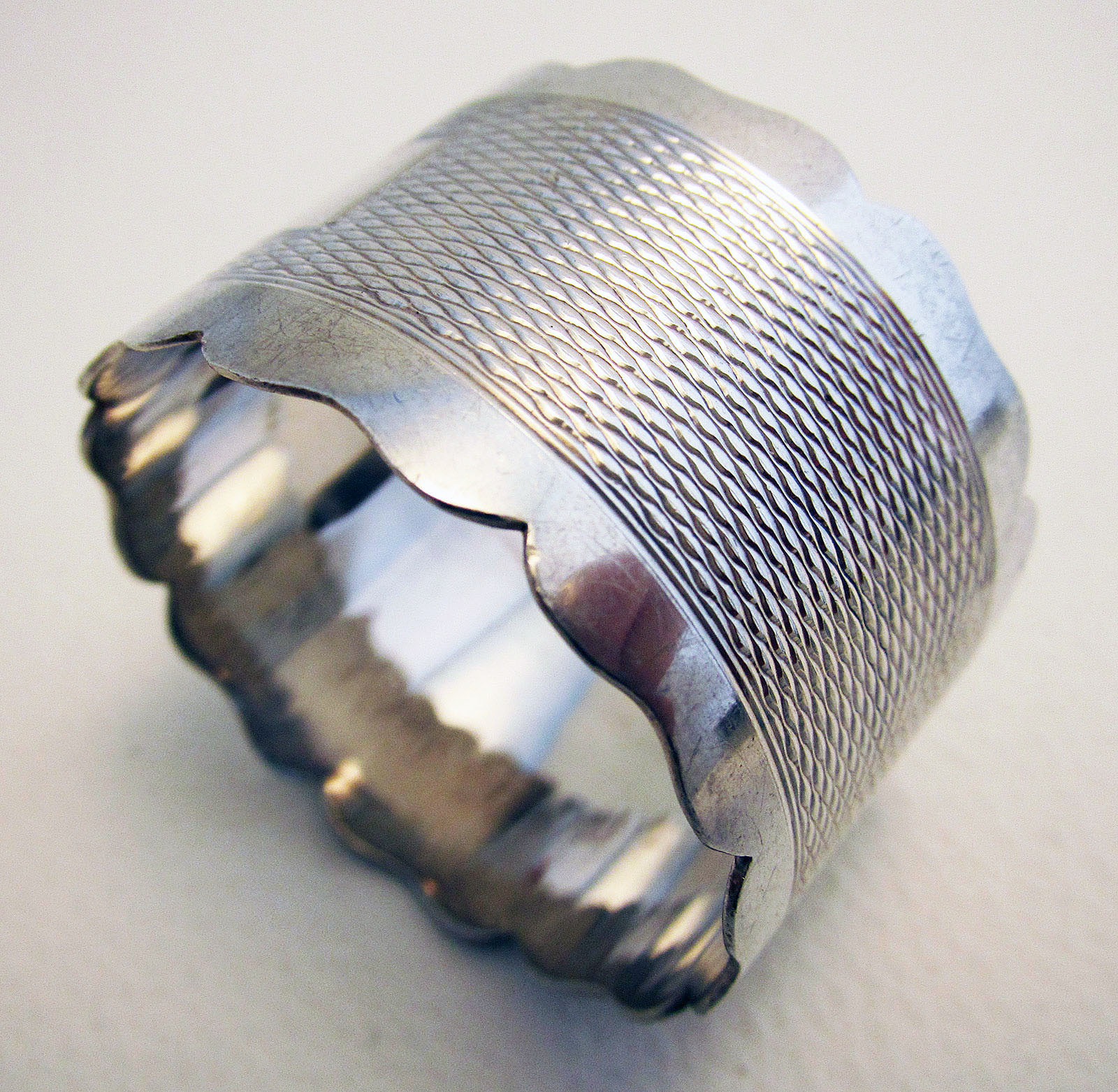 Good Quality Mid 20th Century Retro Hallmarked Sterling Silver English Serviette Napkin Ring, No Monogram (1 of 4) Good Quality Mid 20th Century Retro Hallmarked Sterling Silver English Serviette Napkin Ring, No Monogram (1 of 4)