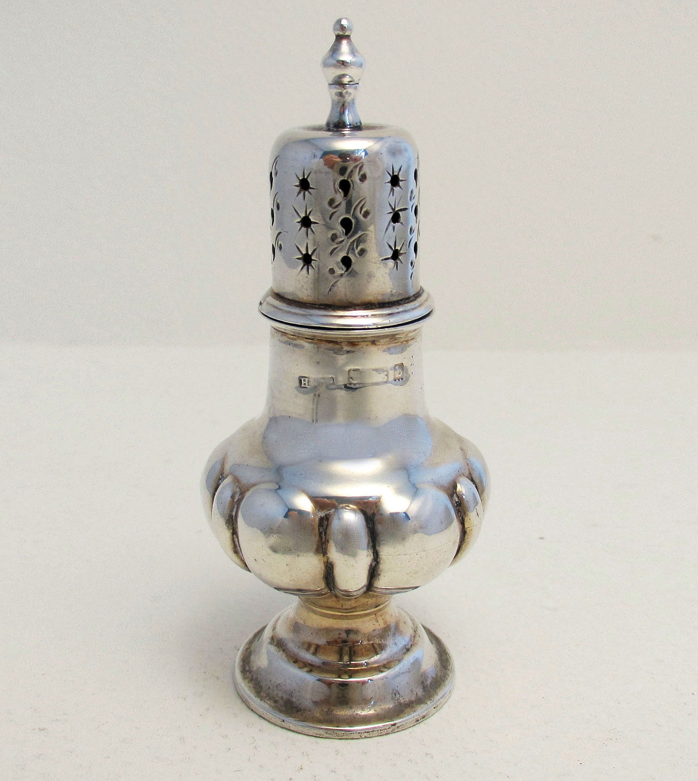Antique Solid Sterling Silver Pepper Pot Jar Bottle Shaker Caster Pepperette (1 of 1) Antique Solid Sterling Silver Pepper Pot Jar Bottle Shaker Caster Pepperette (1 of 1)