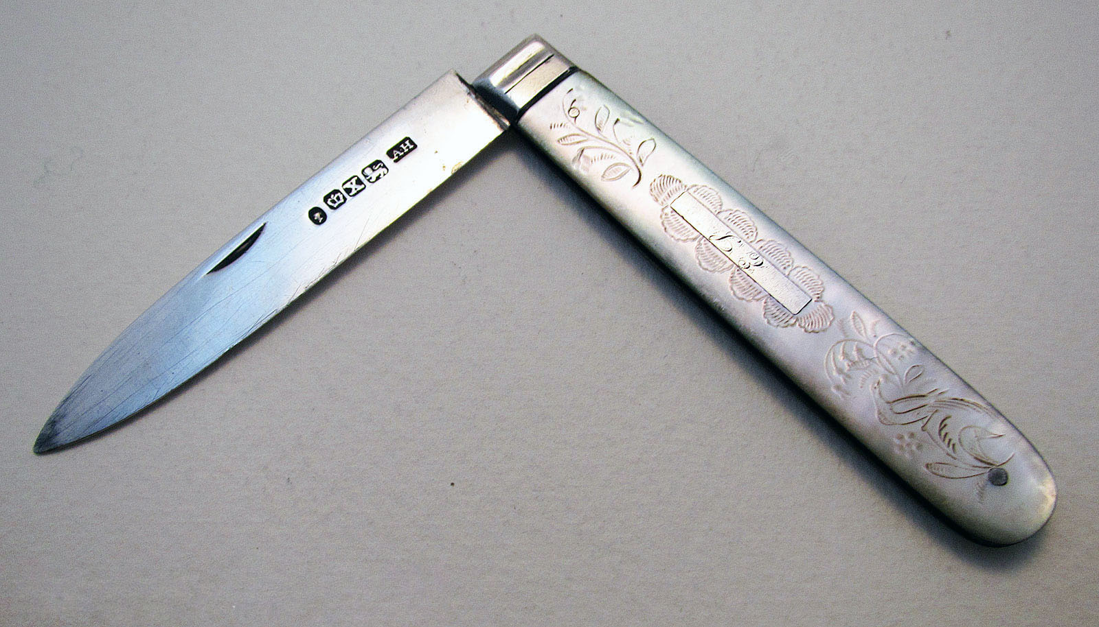 Victorian Solid Sterling Silver & Mother of Pearl Mop English Hallmarked Folding Pocket Fruit Penknife. Antique/Vintage. (1 of 1) Victorian Solid Sterling Silver & Mother of Pearl Mop English Hallmarked Folding Pocket Fruit Penknife. Antique/Vintage. (1 of 1)