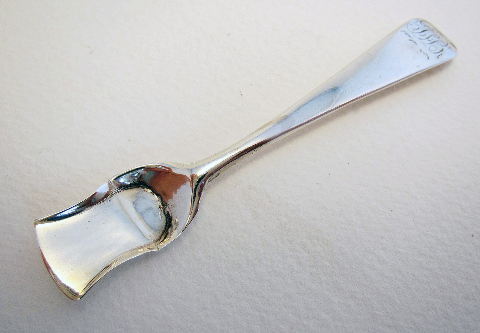 Early 19th Century George III Solid Sterling Silver English Antique Salt / Mustard Pot / Cruet or Condiment Spoon, Thomas Wallis 1805 (1 of 1) Early 19th Century George III Solid Sterling Silver English Antique Salt / Mustard Pot / Cruet or Condiment Spoon, Thomas Wallis 1805 (1 of 1)