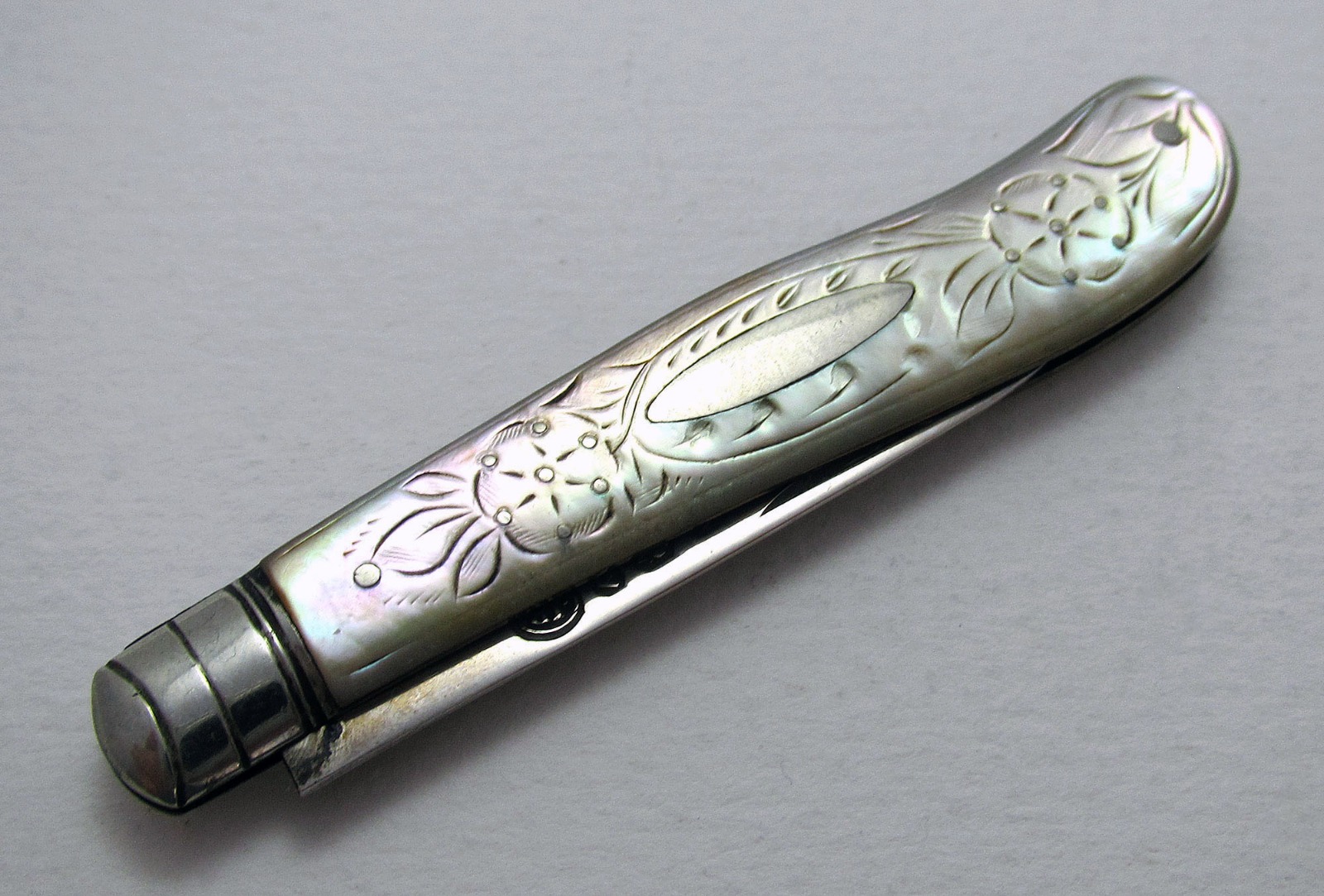 Antique Victorian Foliate Engraved Solid Sterling Silver & Mother of Pearl Mop Folding Pocket Fruit Pen Knife Penknife, English Sheffield. (1 of 1) Antique Victorian Foliate Engraved Solid Sterling Silver & Mother of Pearl Mop Folding Pocket Fruit Pen Knife Penknife, English Sheffield. (1 of 1)