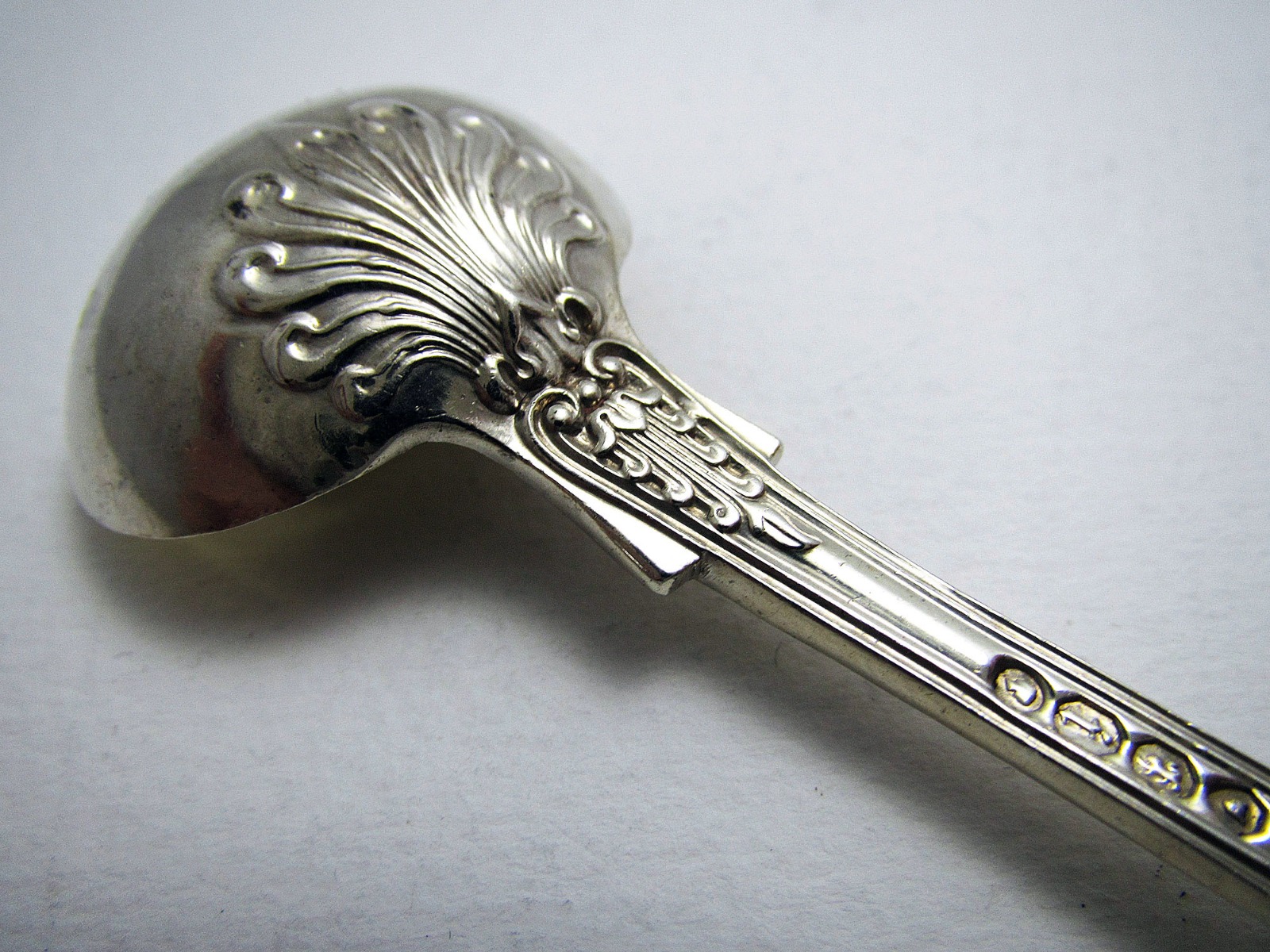 Large Antique Victorian "Queen's with Honeysuckle" Pattern, Solid Sterling Silver Master Salt / Condiment / Mustard Pot Spoon. Chawner & Co (1 of 8) Large Antique Victorian "Queen's with Honeysuckle" Pattern, Solid Sterling Silver Master Salt / Condiment / Mustard Pot Spoon. Chawner & Co (1 of 8)