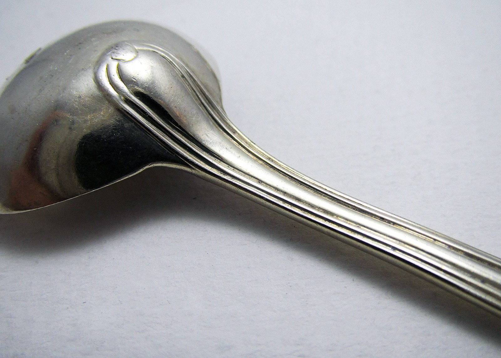 Large Antique Victorian 'Old English Thread' Pattern, Solid Sterling Silver Master Salt / Condiment / Mustard Pot Spoon. Chawner & Co (1 of 7) Large Antique Victorian 'Old English Thread' Pattern, Solid Sterling Silver Master Salt / Condiment / Mustard Pot Spoon. Chawner & Co (1 of 7)