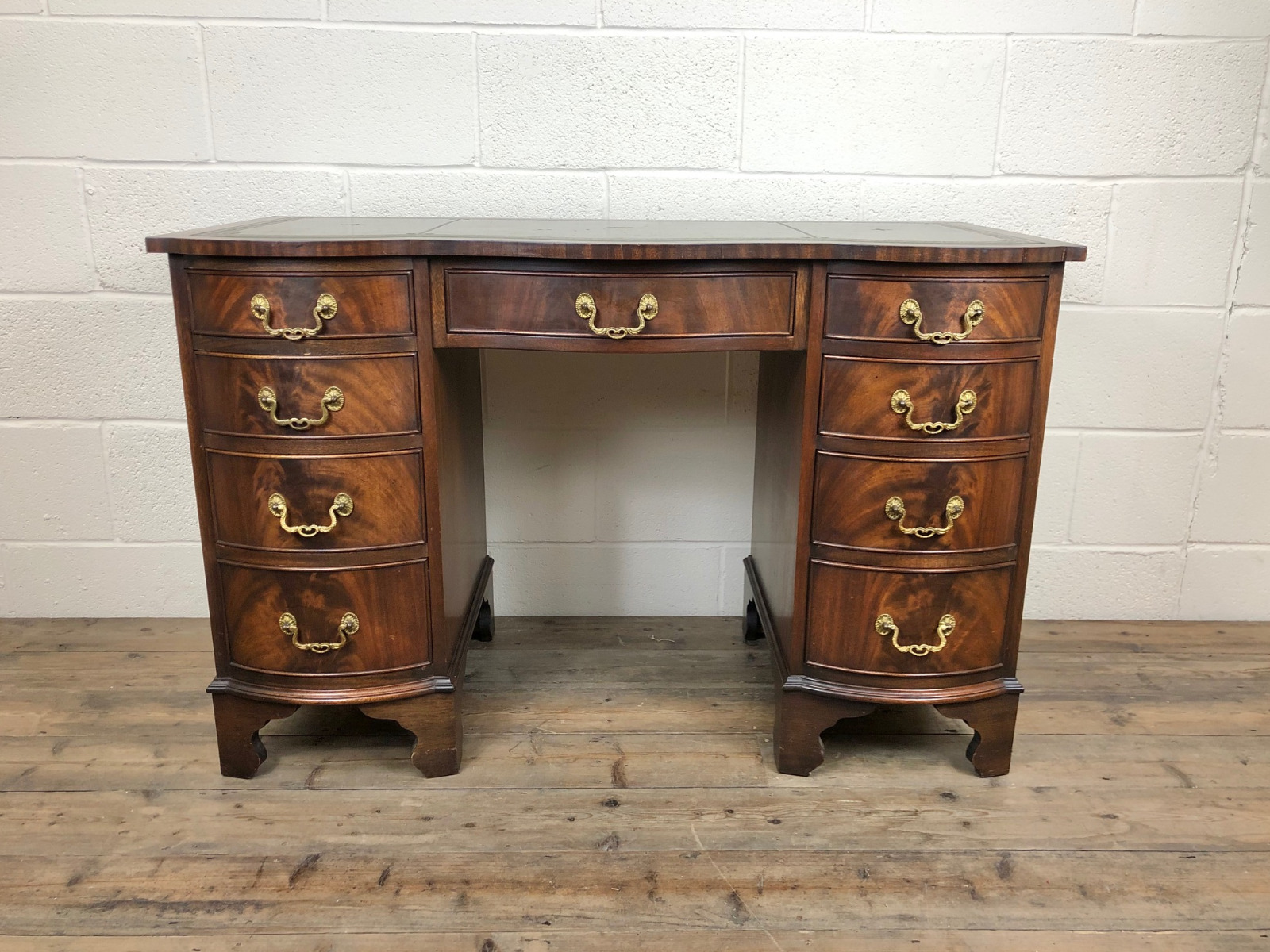 Mahogany Serpentine Shaped Kneehole Pedestal Desk with Leather Top (1 of 1) Mahogany Serpentine Shaped Kneehole Pedestal Desk with Leather Top (1 of 1)