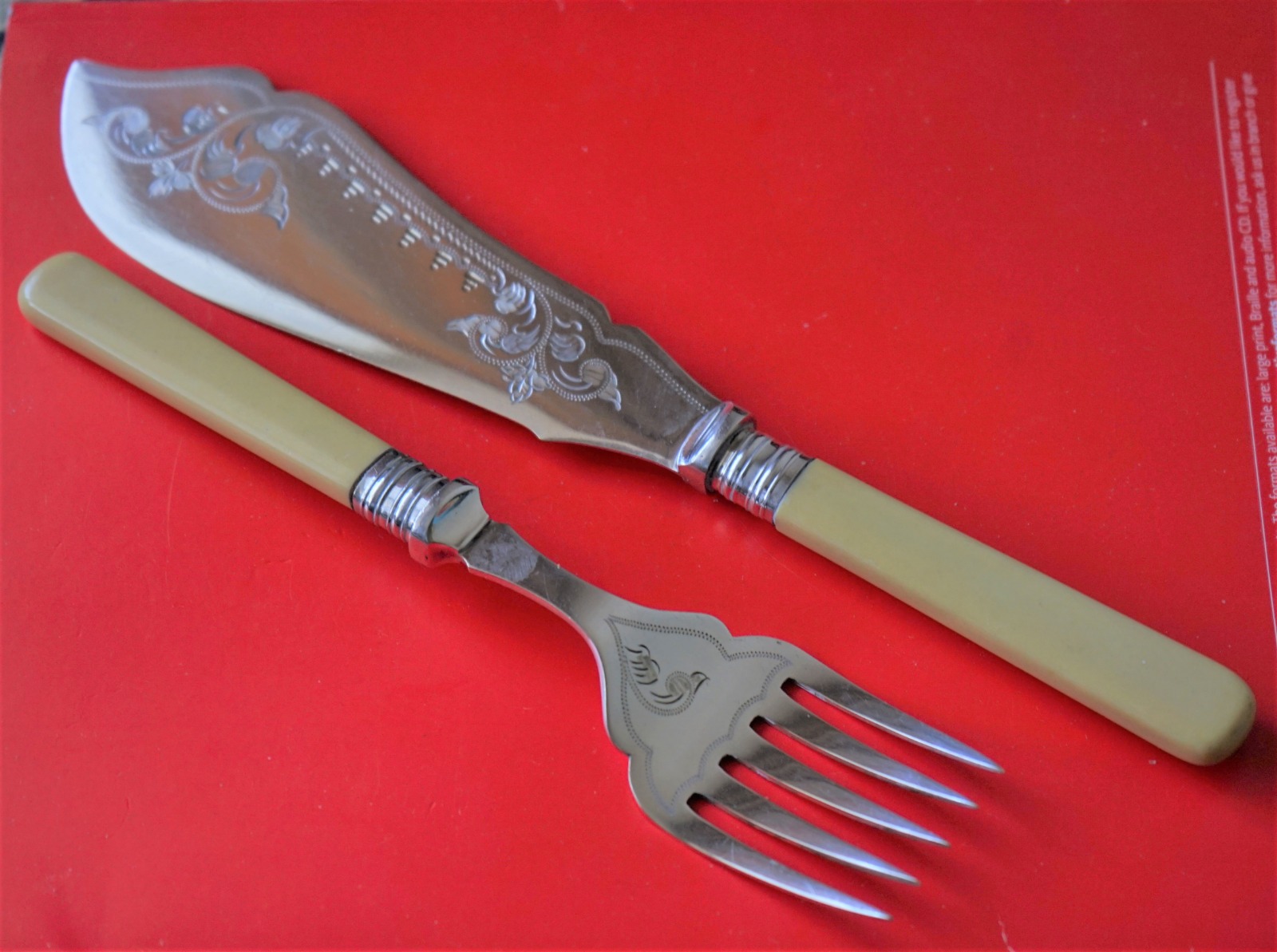 Ornate Pair EPNS Fish Servers with Bone Handles - Ideal Gift / Present c.1940 (1 of 9)