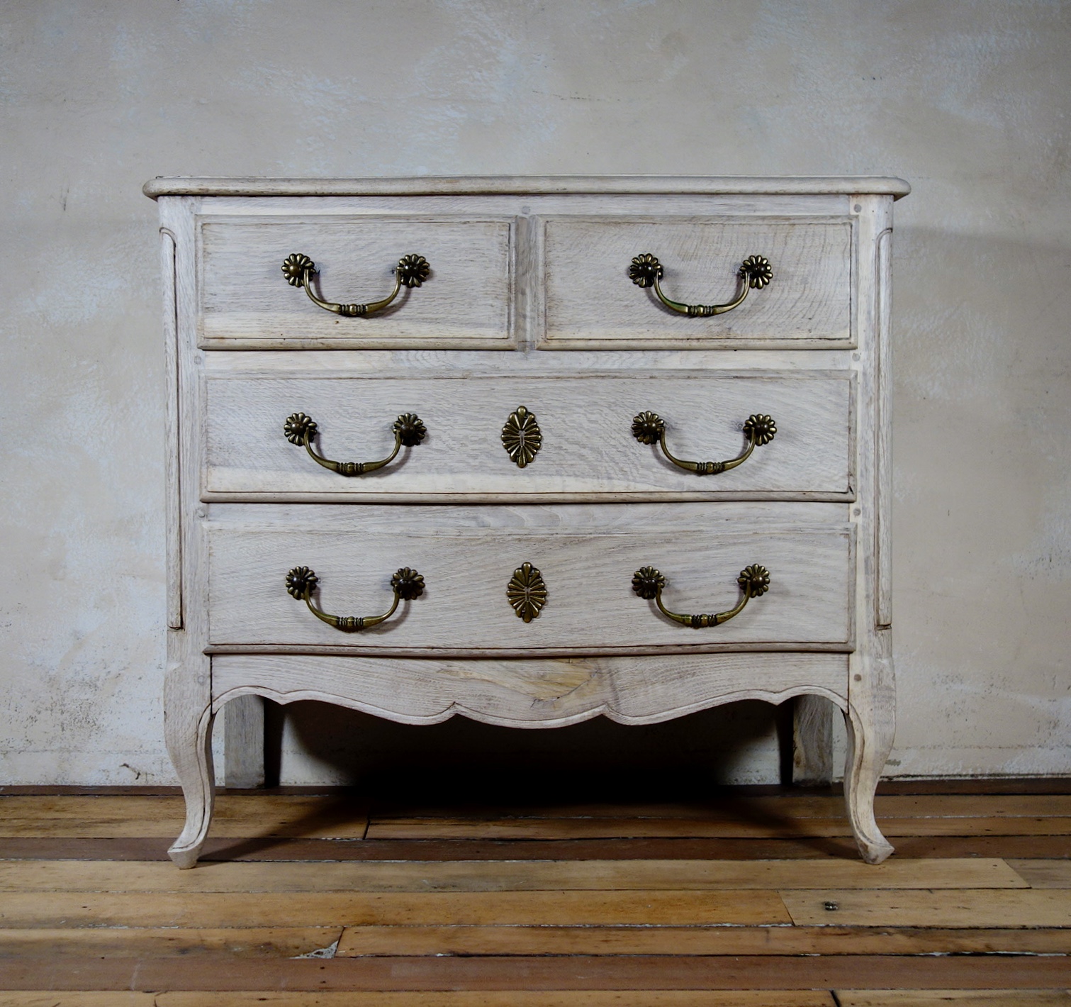 A Small 19th Century French Bleached Oak Serpentine Commode Chest of Drawers (1 of 12) A Small 19th Century French Bleached Oak Serpentine Commode Chest of Drawers (1 of 12)