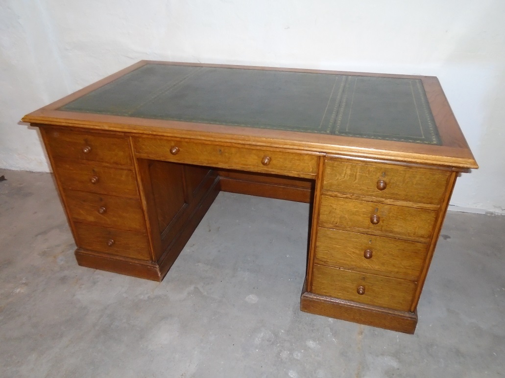 Large English Oak Kneehole Desk (1 of 1) Large English Oak Kneehole Desk (1 of 1)