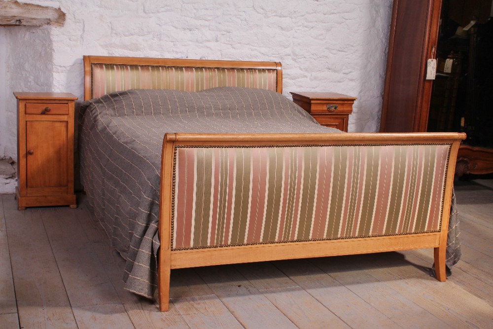 Lovely Simple Cherry Upholstered King Size Lit Bateau (1 of 1) Lovely Simple Cherry Upholstered King Size Lit Bateau (1 of 1)