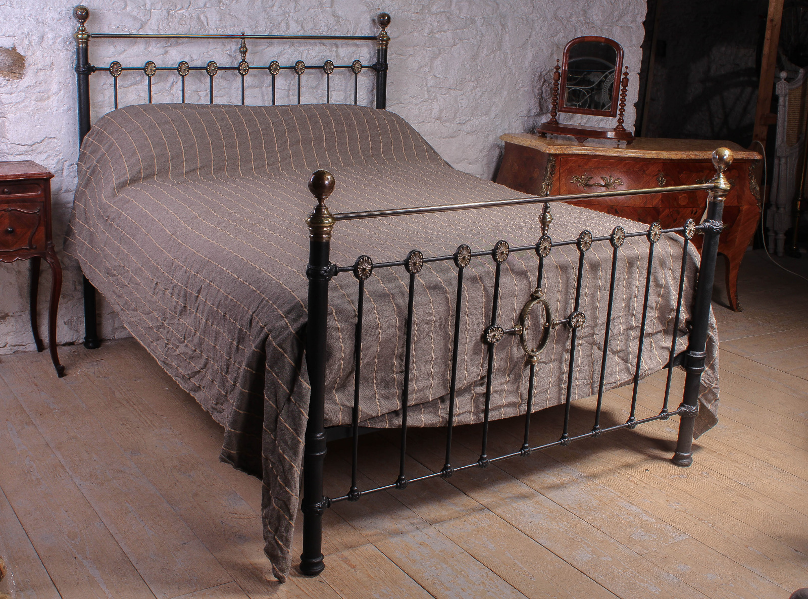 Beautiful Individual Classic Victorian Black & Brass 5ft King Size Bed (1 of 1) Beautiful Individual Classic Victorian Black & Brass 5ft King Size Bed (1 of 1)