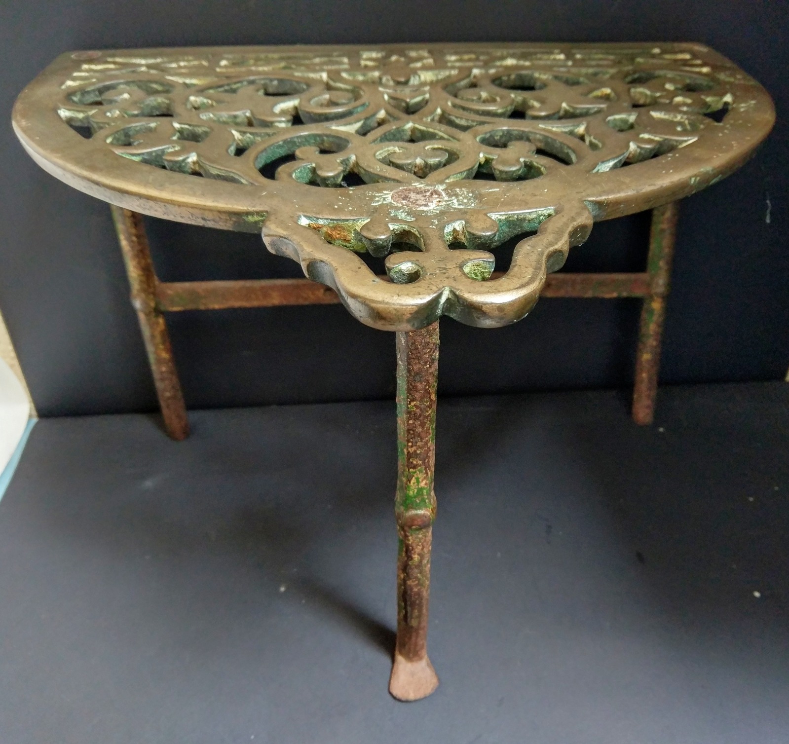 George I Bronze Trivet Footman c.1720 (1 of 7)