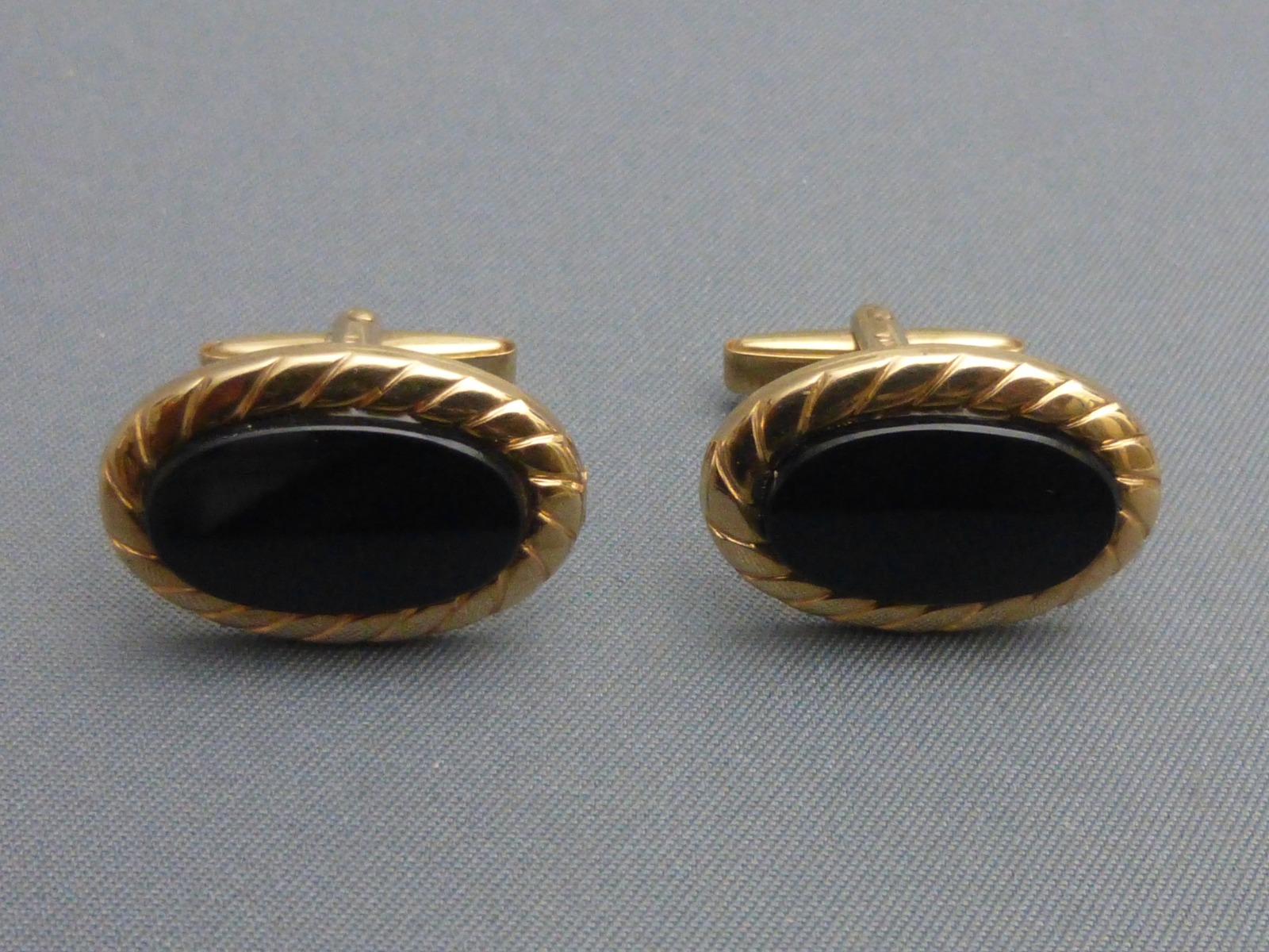 Pair of 9ct Gold & Onyx Cufflinks (1 of 8)