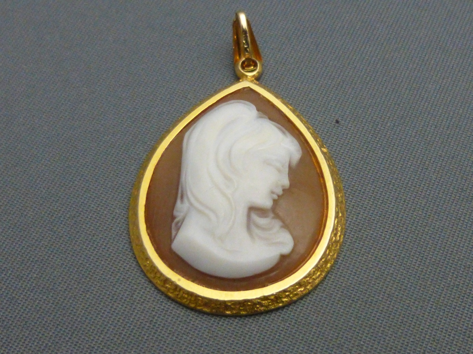 9ct Gold & Cameo Pendant (1 of 5)