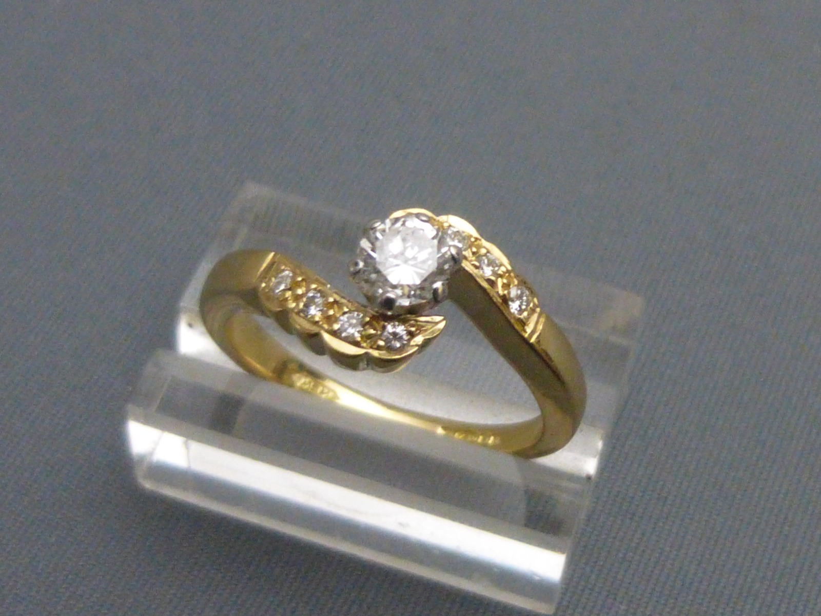 18ct Gold Diamond Ring (1 of 7)