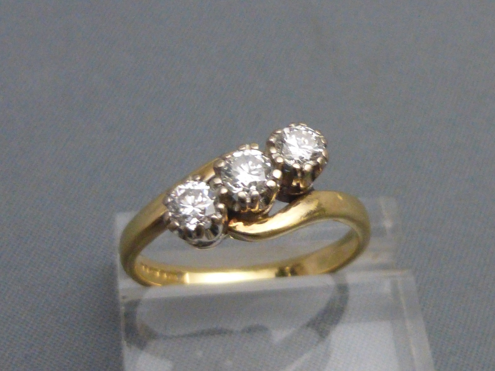 18ct Gold 3 Stone Diamond Ring (1 of 5)
