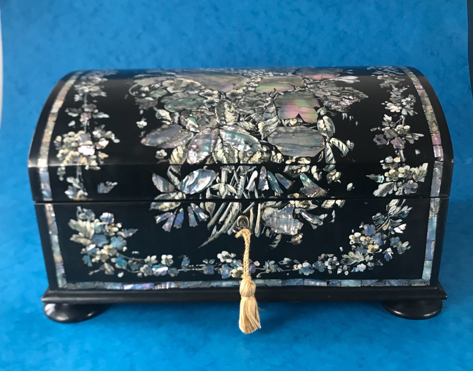 Victorian 1860 Papier-Mâché Sewing Box (1 of 1) Victorian 1860 Papier-Mâché Sewing Box (1 of 1)