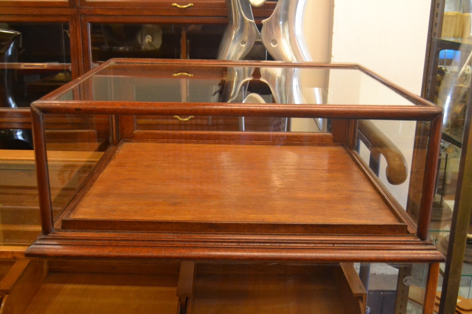 Beautiful Mahogany Jewellery Display Cabinet (1 of 4) Beautiful Mahogany Jewellery Display Cabinet (1 of 4)