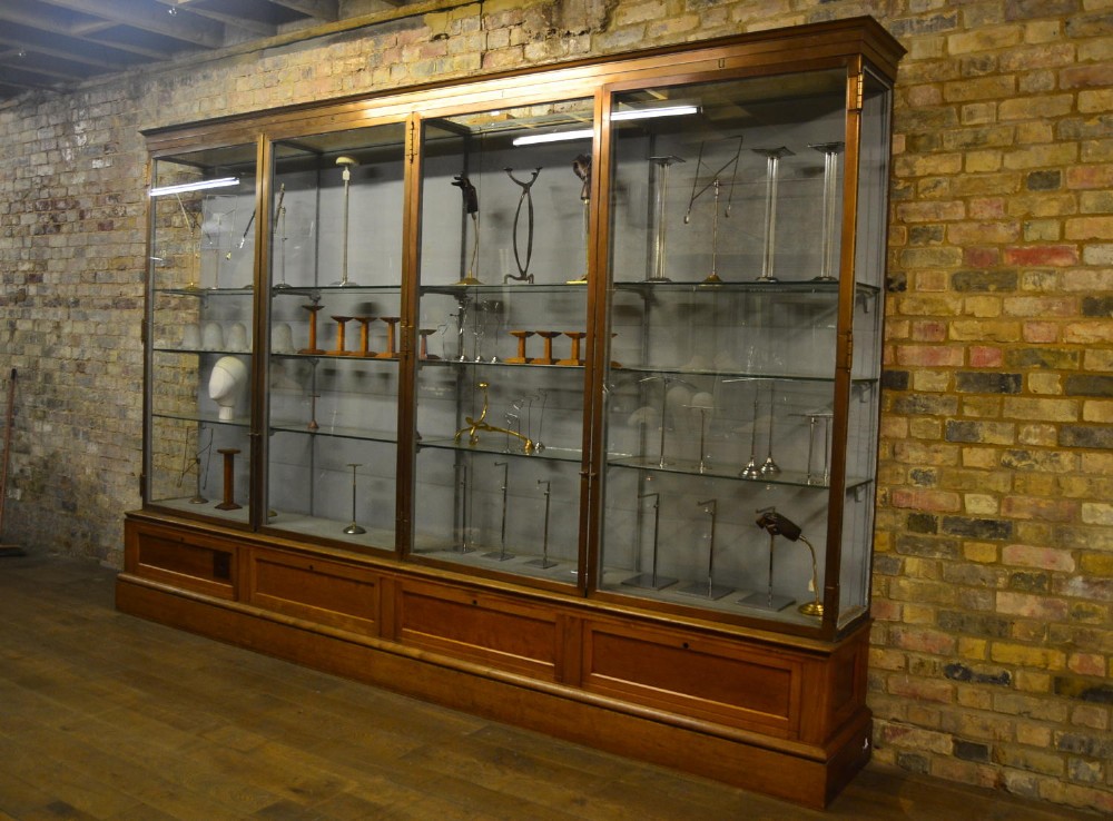 Large Bronze V&A Museum Cabinet from Damien Hirst (1 of 9) Large Bronze V&A Museum Cabinet from Damien Hirst (1 of 9)