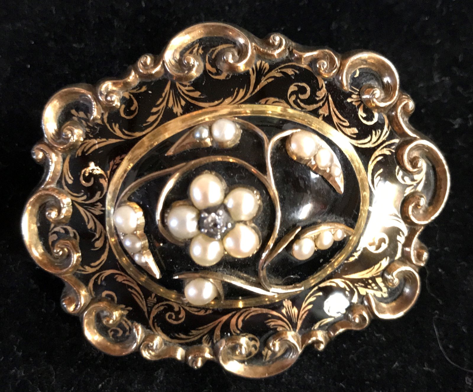 Gold Memorial Brooch, Enamelled (1 of 2)