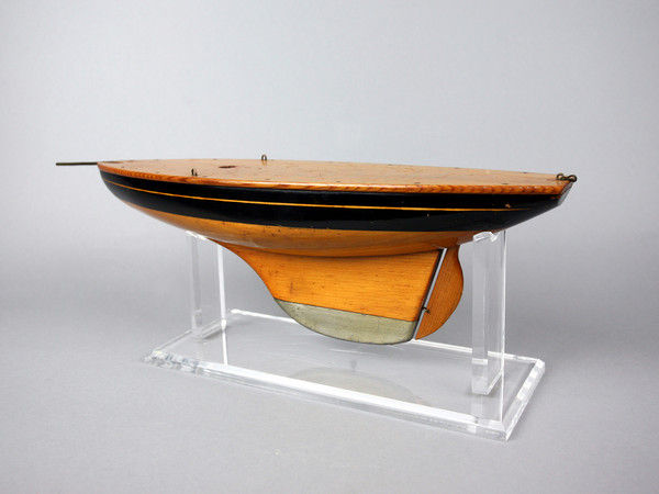 Small Varnished & Painted Pond Yacht Hull (1 of 1)