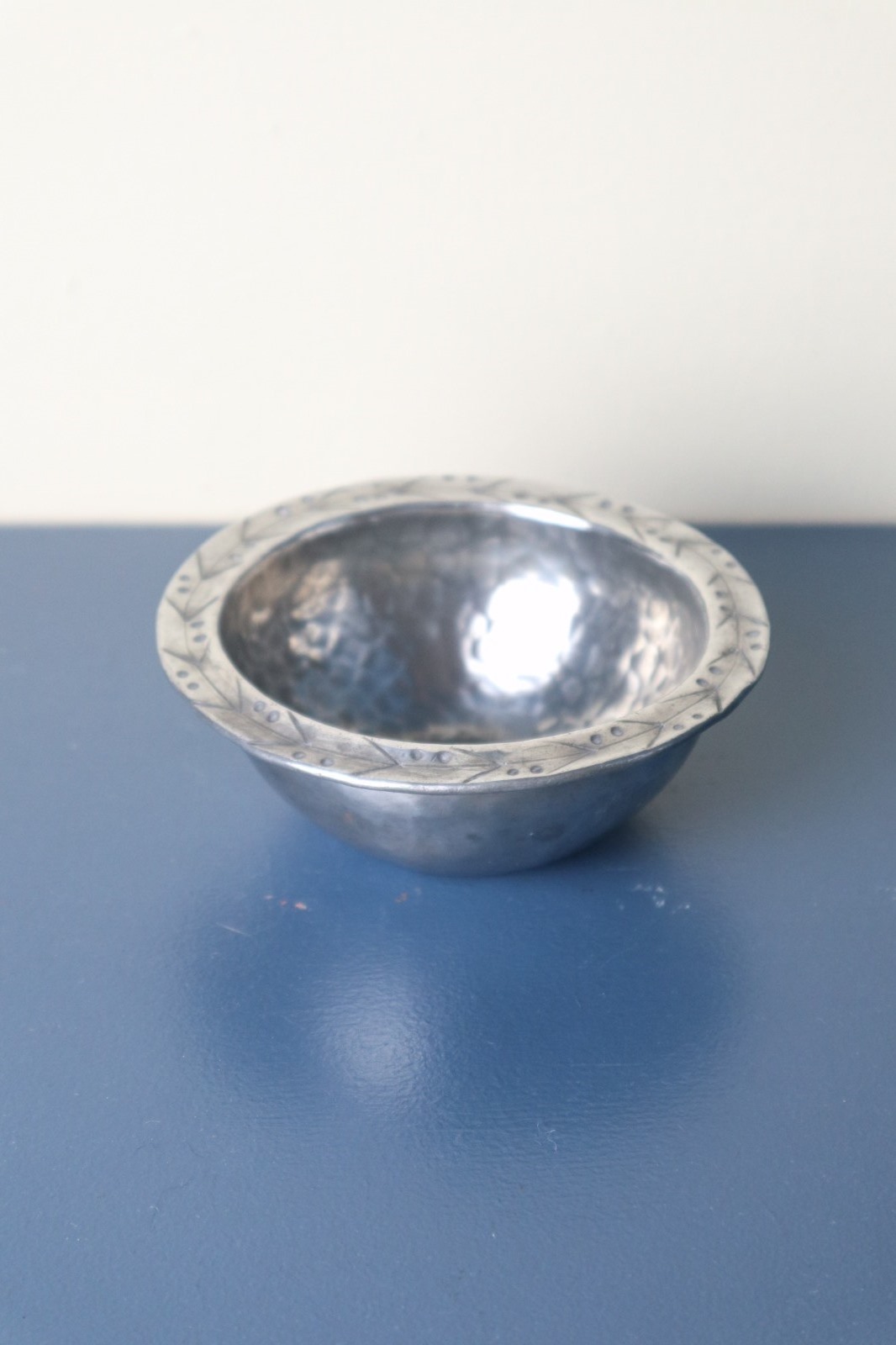 Arts & Crafts Hugh Wallis Hand Hammered Pewter Dished Bowl c.1905 (1 of 13)