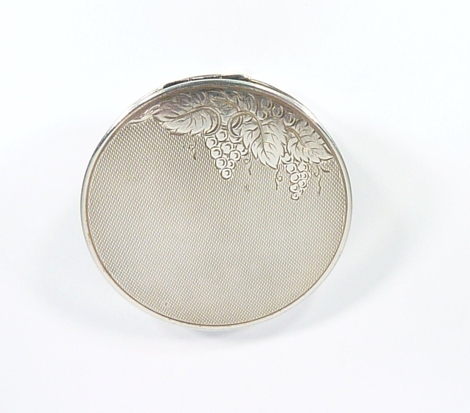 Pretty Solid Silver Makeup Compact 1955 LA199058
