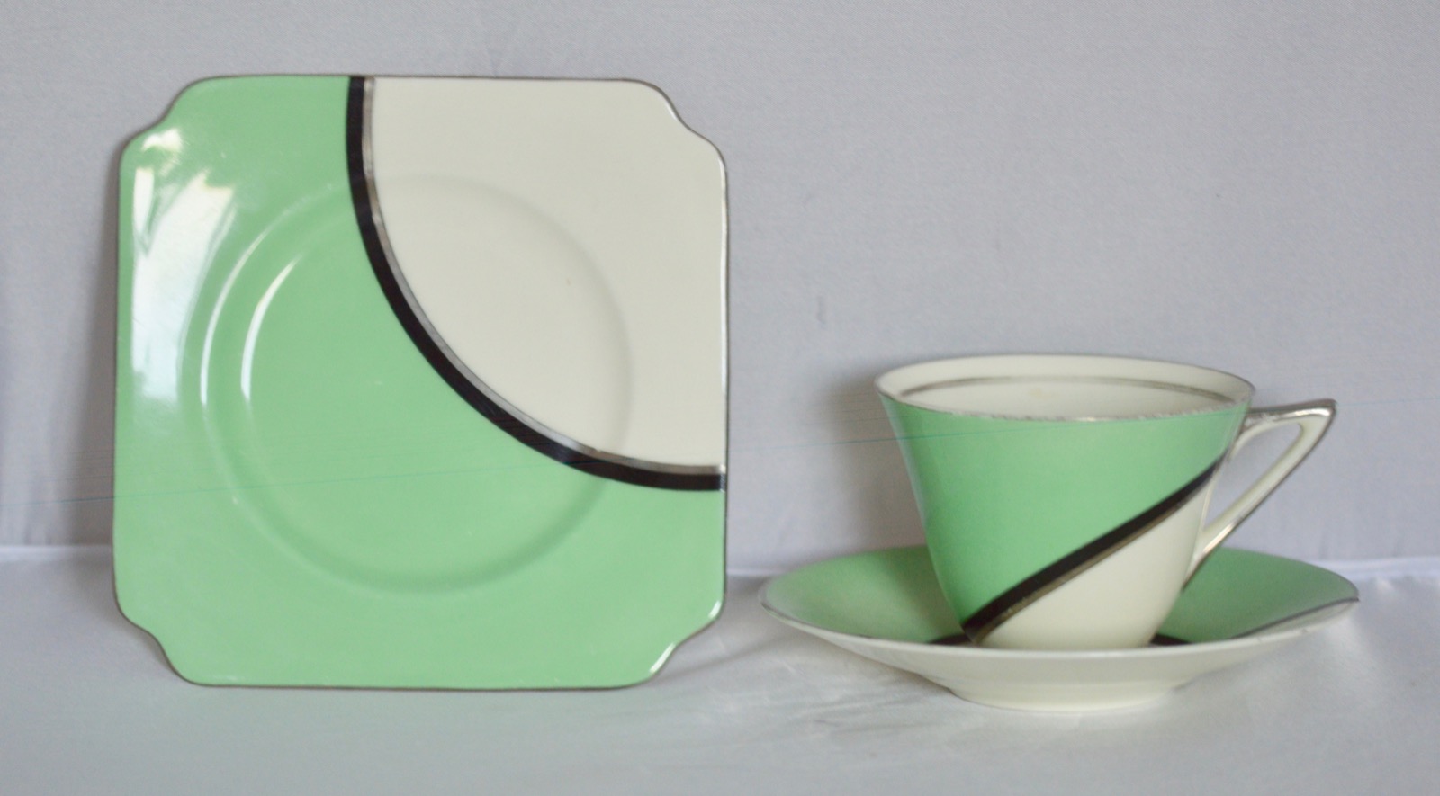 Art Deco Royal Doulton "De Luxe" Cup Saucer & Plate (1 of 10)